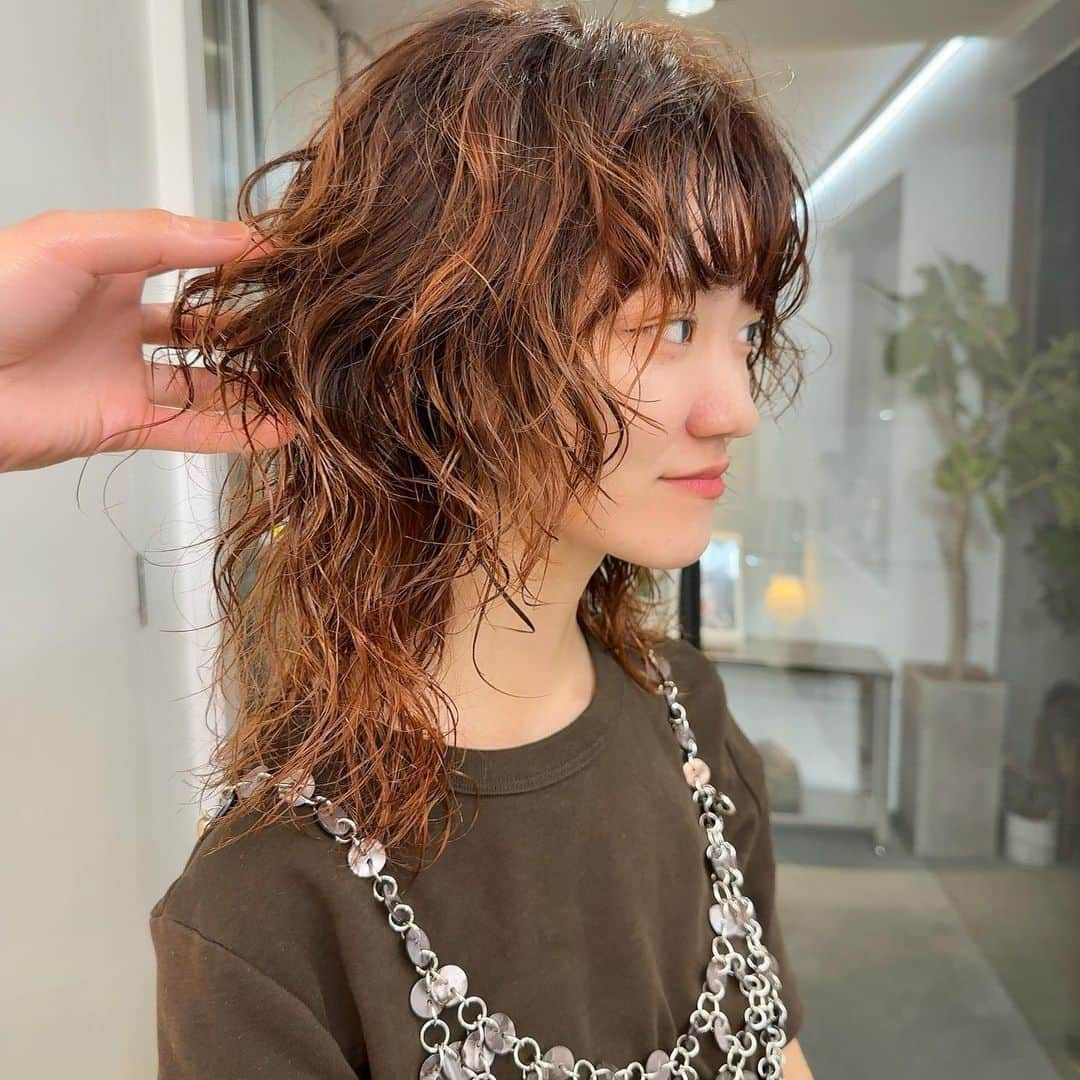 オオモトさんのインスタグラム写真 - (オオモトInstagram)「ウルフヘアでパーマもおすすめです✂︎ カラーもパーマも楽しみましょう🦱 ・ WOM  代表　オオモト @bobby_omoto_style @wom_hair_ ご予約はinstaDM or TEL にて🙇🏻‍♂️  ・ 直近空き予約や、日々の髪型はストーリーにて随時投稿しております🤚🏻気軽にご予約お待ちしております💌 ※ご新規様は注意事項を必読の上ご予約お願いいたします。  ・ お値段、ご予約方法、場所、などはストーリーハイライトに明記しております✨  税抜表示 ご新規様ブリーチ最終受付17時半 基本月、木休み 現在中途スタッフ、新卒スタッフを募集しております！ ご興味あるかたはDMお待ちしております！」10月5日 21時40分 - bobby_omoto_style