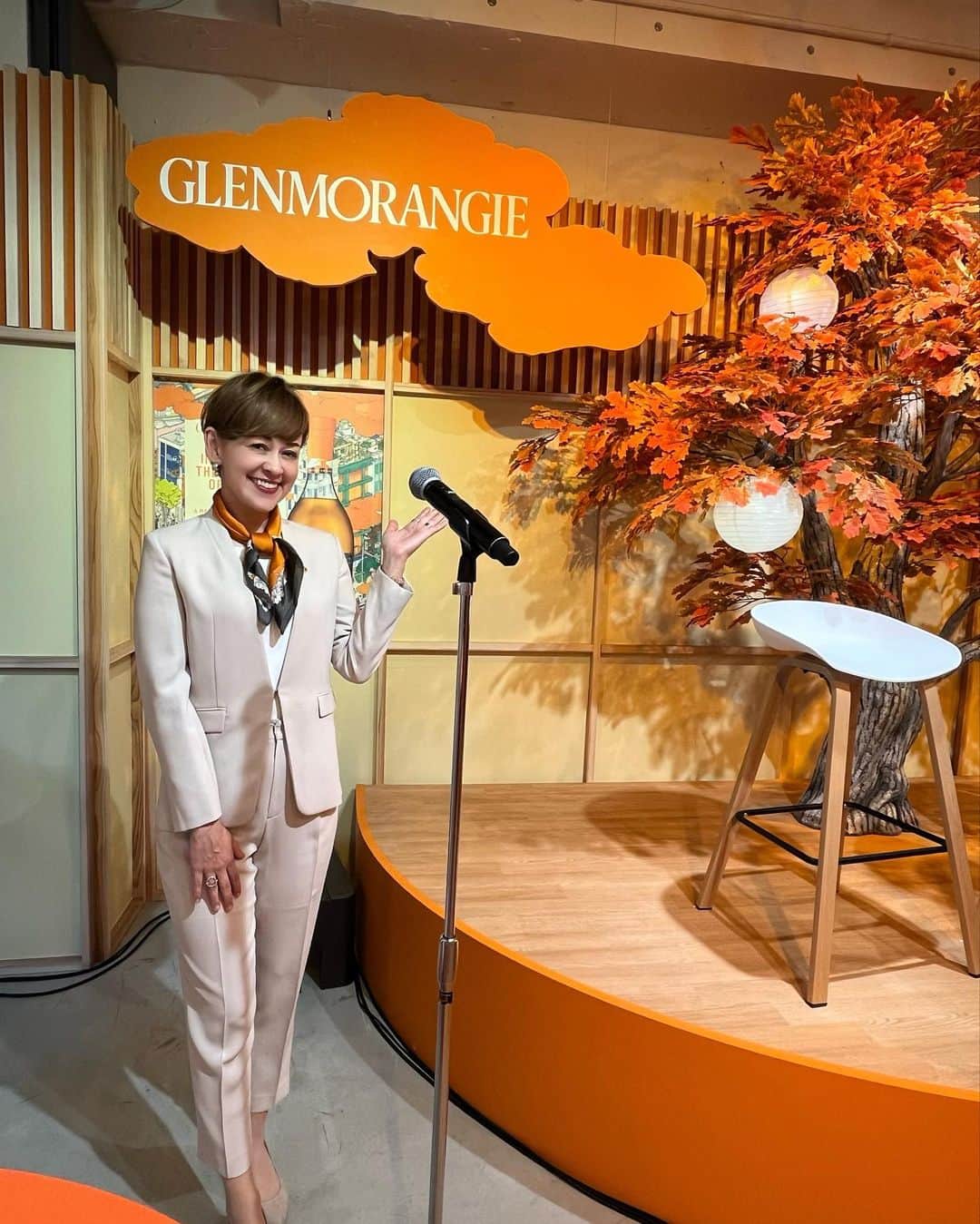トムセン陽子さんのインスタグラム写真 - (トムセン陽子Instagram)「今日はグレンモーレンジィの「テールオブ(物語)シリーズ」第4弾、「A TALE OF TOKYO」のローンチイベントのMCでした。  この日のためにスコットランドから来日したグレンモーレンジィの最高蒸留・製造責任者ビル・ラムズデン博士ともお会いできて、いろんなお話を伺えてとっても光栄でした😭💓  この「テイルオブ(物語)シリーズ」は今後も続いていくそうです。  ビル博士の頭の中がウイスキーで表現される、チャレンジングでクリエイティブなシリーズ、今後の展開も楽しみ🥰🥃  写真5枚目は今回の「A TALE OF TOKYO」のアートワークやパッケージデザインを手がけた、画家の山口晃さん。 素晴らしいアートに、一目惚れしてしまいました。  すべての素敵なご縁に、感謝🙏💕  #glenmorangie #グレンモーレンジィ #whisky #ウイスキー #MC」10月5日 21時41分 - yokothomsen