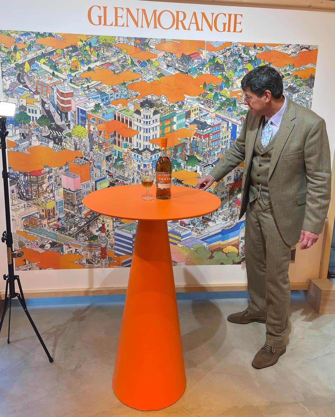 トムセン陽子さんのインスタグラム写真 - (トムセン陽子Instagram)「今日はグレンモーレンジィの「テールオブ(物語)シリーズ」第4弾、「A TALE OF TOKYO」のローンチイベントのMCでした。  この日のためにスコットランドから来日したグレンモーレンジィの最高蒸留・製造責任者ビル・ラムズデン博士ともお会いできて、いろんなお話を伺えてとっても光栄でした😭💓  この「テイルオブ(物語)シリーズ」は今後も続いていくそうです。  ビル博士の頭の中がウイスキーで表現される、チャレンジングでクリエイティブなシリーズ、今後の展開も楽しみ🥰🥃  写真5枚目は今回の「A TALE OF TOKYO」のアートワークやパッケージデザインを手がけた、画家の山口晃さん。 素晴らしいアートに、一目惚れしてしまいました。  すべての素敵なご縁に、感謝🙏💕  #glenmorangie #グレンモーレンジィ #whisky #ウイスキー #MC」10月5日 21時41分 - yokothomsen