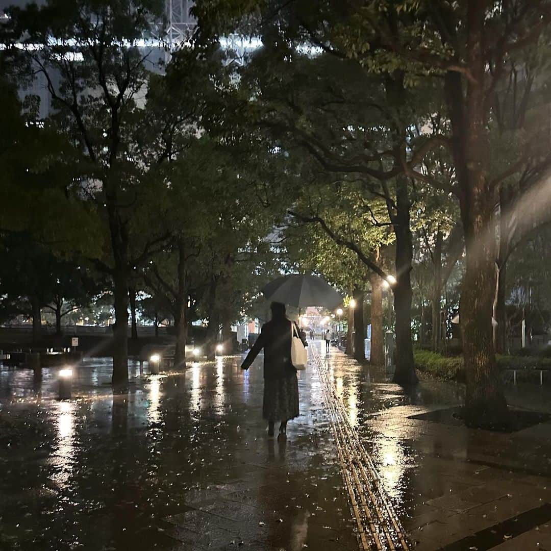 三田美吹さんのインスタグラム写真 - (三田美吹Instagram)「.  天候が変わりやすい季節の変わり目。。 体調には気をつけてくださいね  そして食欲の秋には 美味しいものたくさん食べようねっ🍠  - - - - - - - - - - - - -  マネさんに「もういいよぉ😂」って言ってる」10月5日 21時51分 - ibuki_crownpop