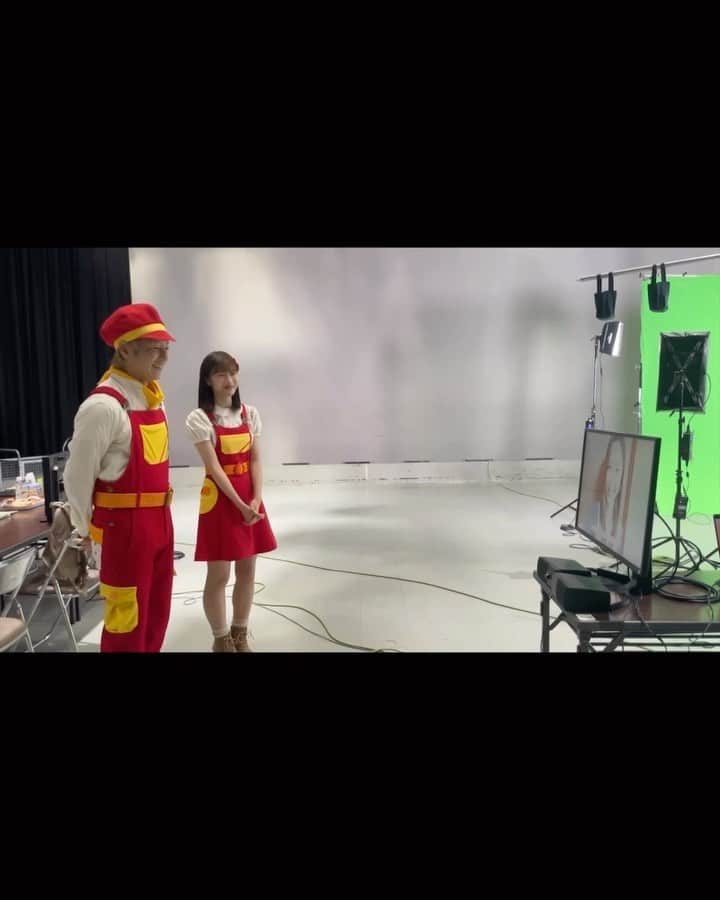 のインスタグラム：「チャギントンの収録終わりにスタッフさんに呼ばれて… こんなサプライズ。。😭  歴代ちびっ子ナビゲーターのみなさん、 歴代チャギントンお姉さん。。  気がつけば、30年分の13年チャギントンナビゲーターさせていただいてるんだなあ。。 もちろん自分の芸能生活のなかでも一番長くやらせていただいている番組です。 身体に気をつけて🤣100周年までレッツライド〜♪  改めまして いちるくん！あづきちゃん！なりたかくん！みずきちゃん そして、 えびちゃん！すぎはらさん！みなみちゃん！きしもっちゃん！  メッセージ本当にありがとうございました💐  チャギ兄さんはしあわせです🥰」