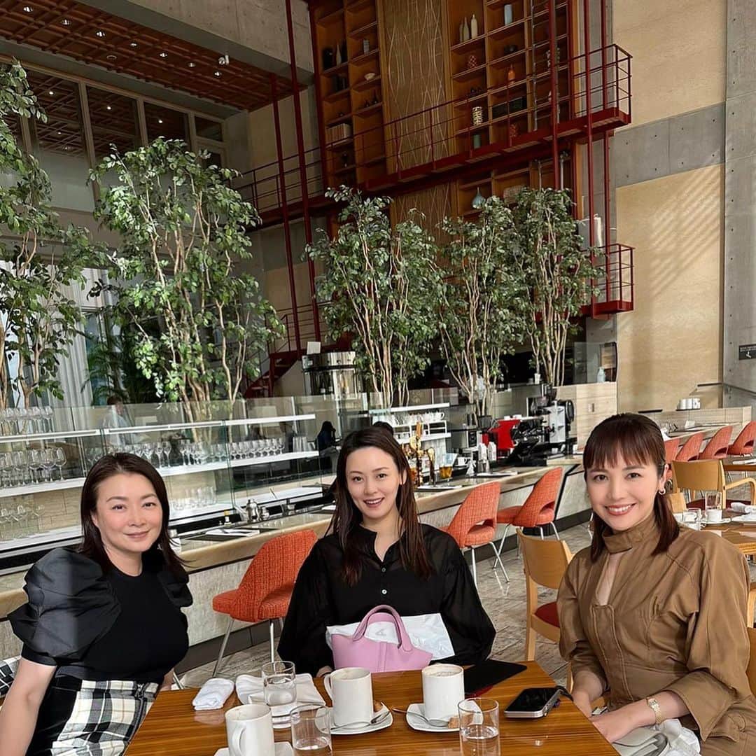 伴杏里のインスタグラム：「３時間くらいおしゃべりしていた… 🥰🥰🥰 こんなゆっくりな大人だけの時間に感謝😇⌚️ デザートもチーズケーキを食べて 大満足😋♡ おうちでも作ろうかなぁ🫢  #lunch #thankyou」