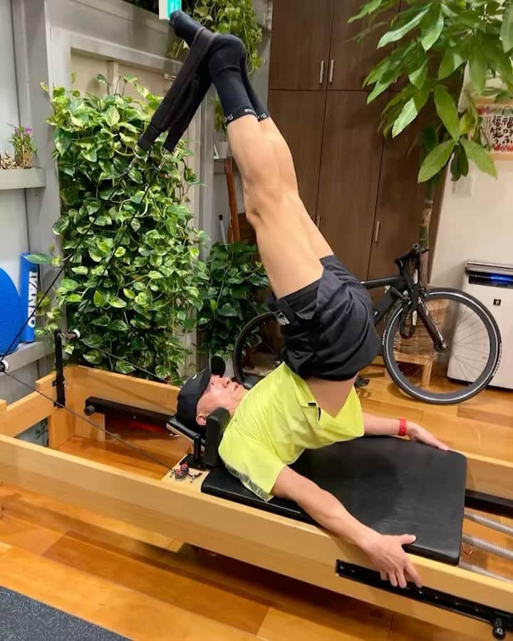 mastasimonのインスタグラム：「1st Pilates Session of my life. Health is wealth.  人生初のピラティス。 全然出来てない気がする。。w  ベンチプレスは独学だから初めて フォームを指導してもらった。 今までは腕の力だけで上げてた。  @yokohamakintore_pilatesstudio  ありがとう。  家から5分。地元本牧。」