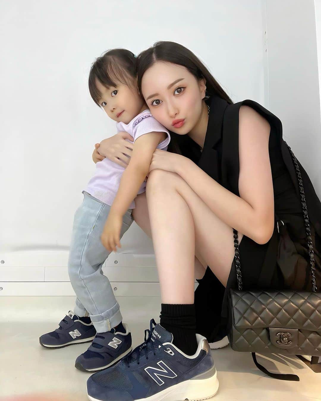 小川真葵のインスタグラム：「NB👟娘とお揃い👧🏻👩🏻  #newbalance  #親子コーデ  #親子リンクコーデ  #親子ペアルック」
