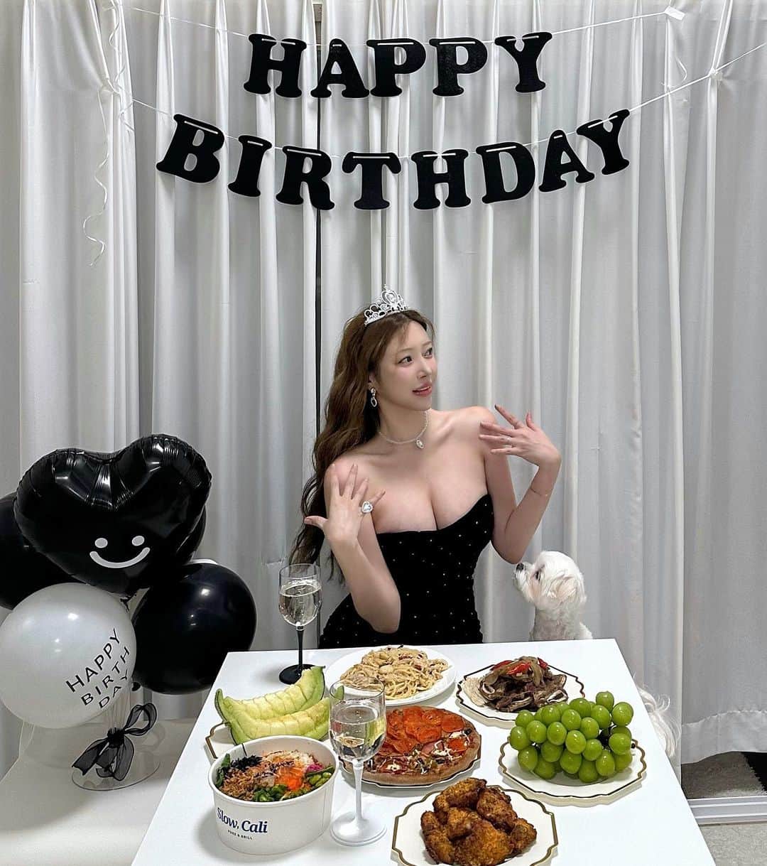 Choi Somiのインスタグラム：「⠀⠀⠀⠀ #글랜더 #glander   👸🏼🖤🐶🥂」