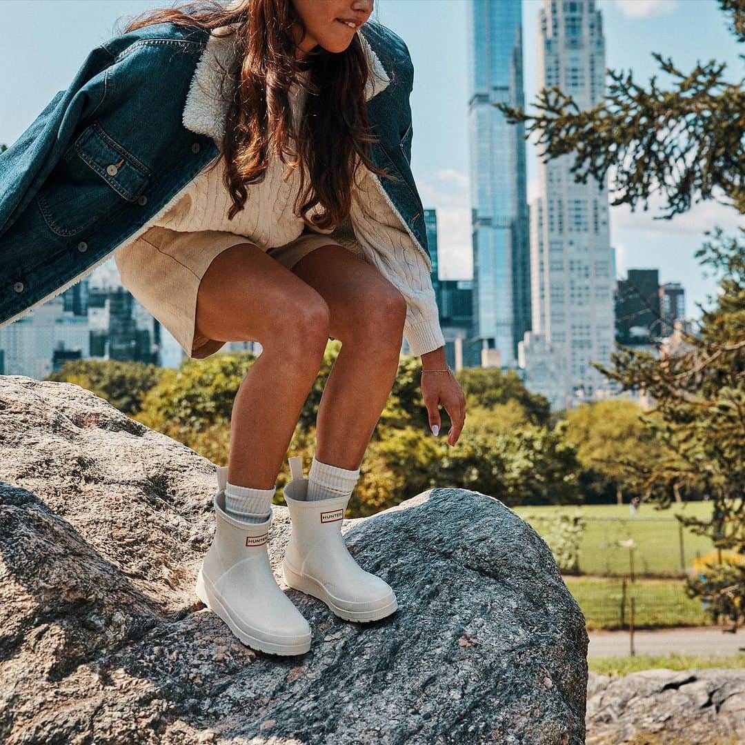 ハンターブーツのインスタグラム：「From city scapes to the country side in our PLAY boots. Shop now on hunterboots.com」
