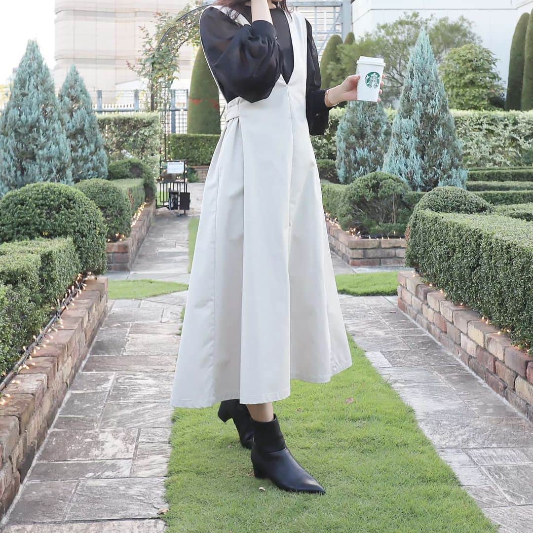Eri Satoのインスタグラム：「【black×ivoryコーデ】 · tops: @aquagarage shoes: @fitfit_official_ · @aquagarage の バルーンスリーブシアーブラウス ブラックのMサイズを着てます🎈 タイトなシャツより 袖がポワンとしてるブラウスの方が好き🥰 透け感もあって今の季節にピッタリ🍂 スタバはいつもチャイラテ ごちそうさまでした🙏✨ · この場所懐かしくないですか🤭？ 久しぶりに行った！💓 昔はよく子どもたち連れて 放牧してたよね👶💞 あの時小さかった息子も 今月末には9歳だよ、、、 · · #PR#aquagarage#アクアガレージ #高身長コーデ#ママコーデ#カジュアル #ファッション#コーディネート#プチプラ#プチプラコーデ#秋コーデ#mamagirl#locari#partegram#きれいめカジュアル#お洒落さんと繋がりたい」