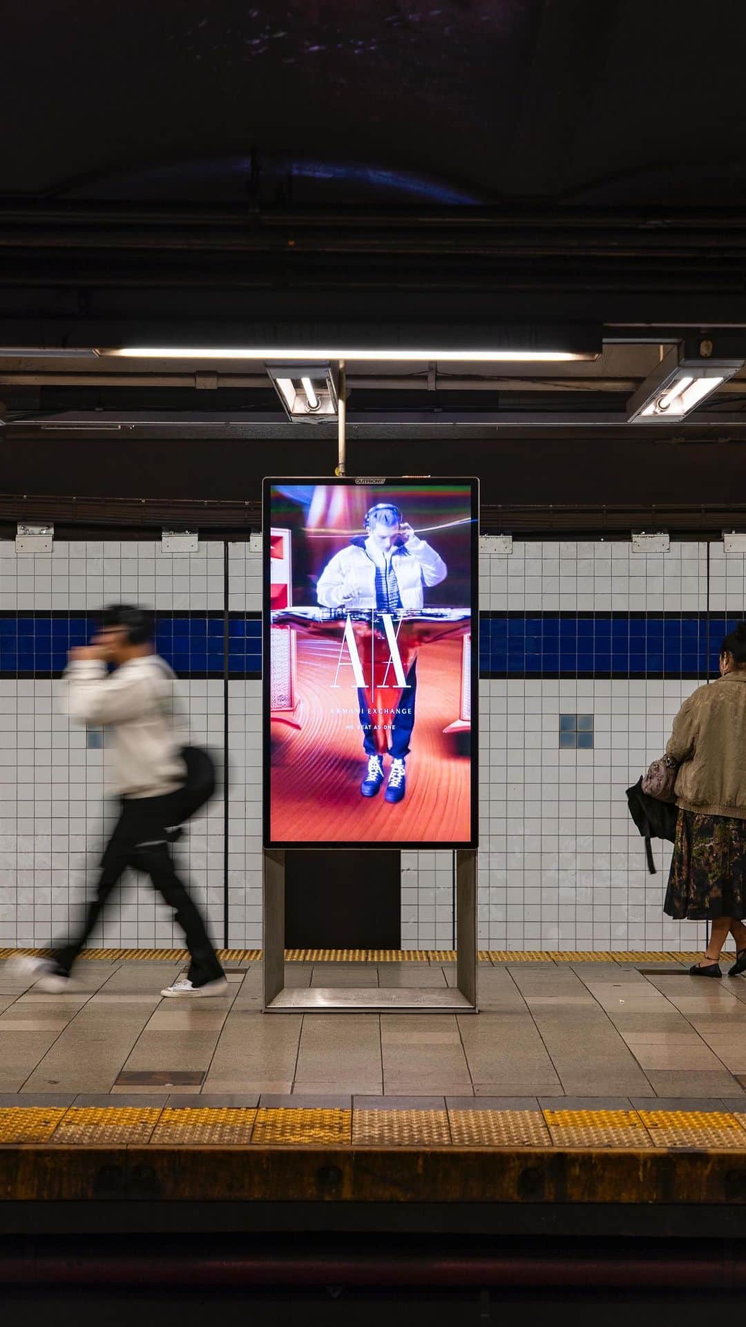 ジョルジオアルマーニのインスタグラム：「Taking over New York City  #WeBeatAsOne  Video: Alfonso Cantarero Jr. Music: Ben Sentmanat」