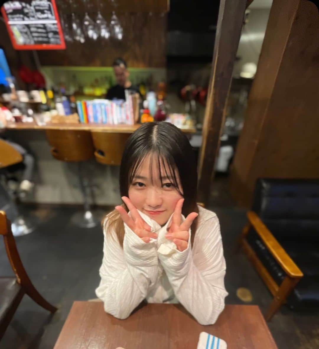 広瀬彩海のインスタグラム：「友人のビーリアルから拝借しましたこちらの写真です。 広瀬彩海です。  この前はベッドで待機していたら寝てしまっていたので今週こそは呪術廻戦リアタイチャレンジ成功させたいです！！！！！  みんな最近みてるアニメある〜〜？？？おすすめ教えて😌🩵」