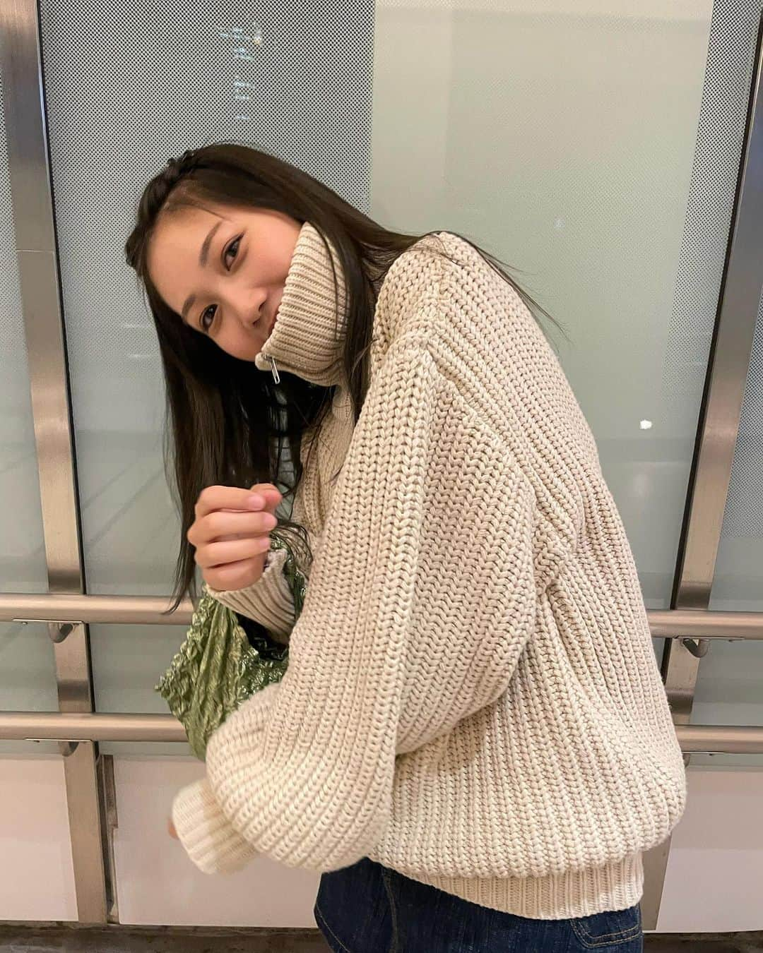 井上苑子のインスタグラム：「@amail_official のニット🧶 タートルみたいにもなるからとてもあたたか〜☺️ #苑服」