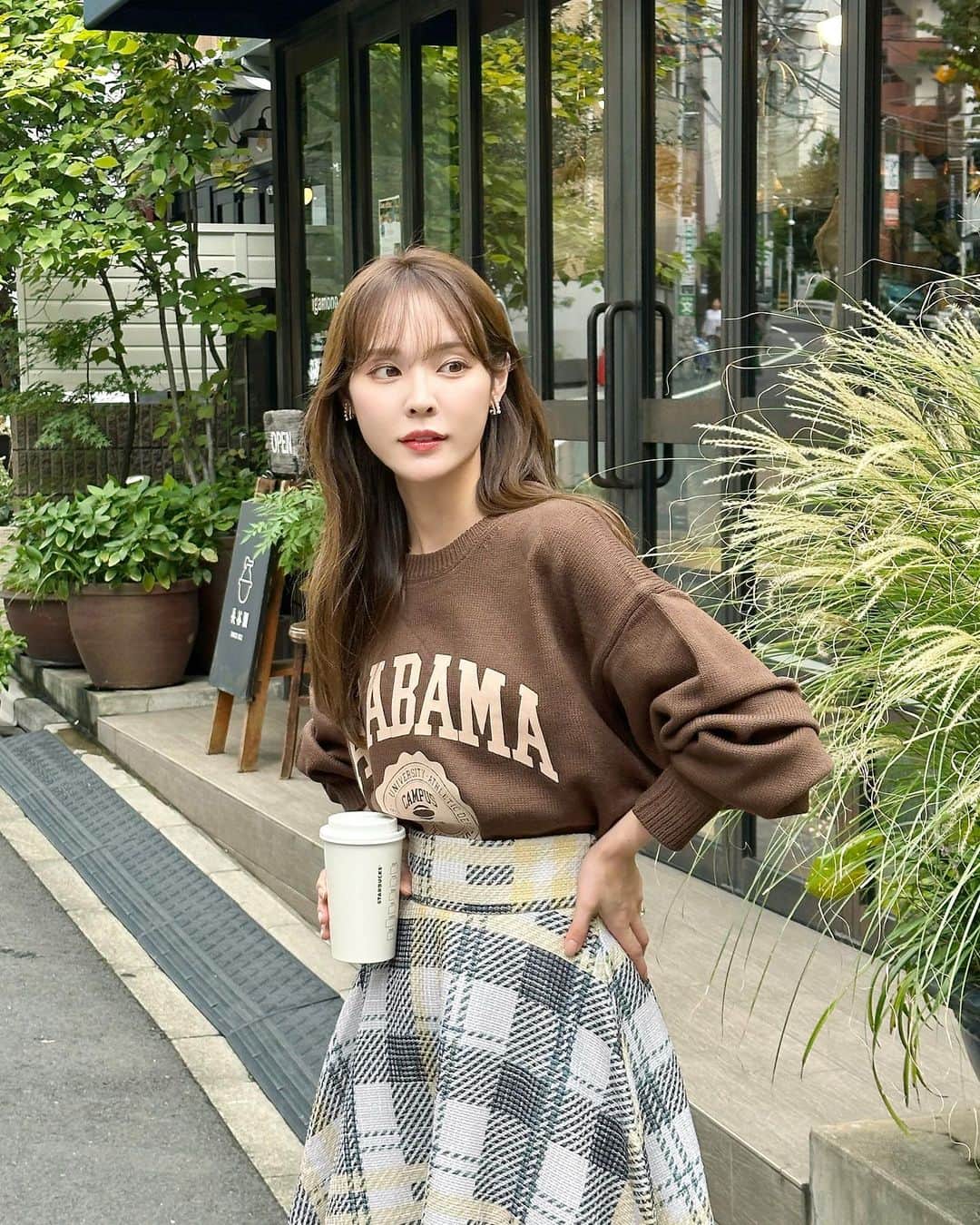 磯田 ひかる(Hikaru Isoda) のインスタグラム：「こんばんは！♡ ようやく肌寒くなってきましたね🫣🤍 秋が一瞬で終わりすぐ冬が来そう⛄️  この日はカジュアルなロゴニット×ツイードチェックスカートを🫶  ここぞとばかりに最近はニットを着ています♡  【着用アイテム】 Tops @classicalelf_official  古着風アメカジフロッキープリントニットプルオーバー ブラウン M ¥3,699税込  Skirt @swingle_official  オリジナルチェックツイードスカート イエロー　S ￥14,960(税込)  ------------------------------ picaru：162cm / 骨格ウェーブ 1st ブライトスプリング 2nd ブライトサマー  大人可愛いスタイルアップコーデ ヘアメイクを合わせた トータルスタイリングを提案🤍  不定期にストーリーで ファッションお悩み相談募集中🥰 ------------------------------  他の投稿を見る→【@picaruuu】」