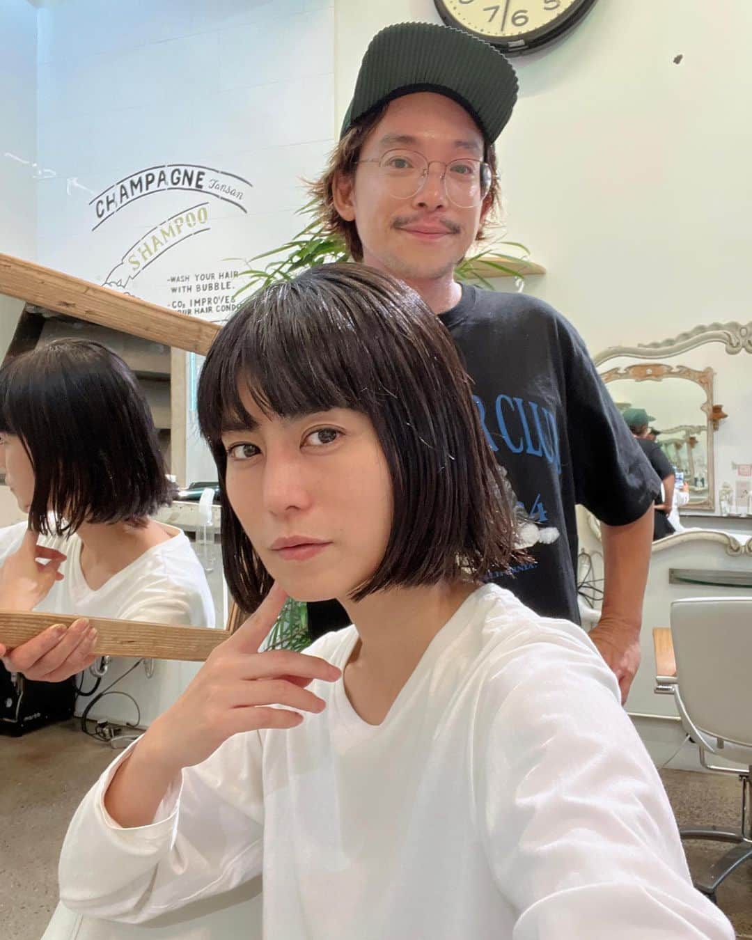 のインスタグラム：「切りたくてうずうずしてたけど、暑いうちは結べる方がいいからとずっと我慢してましたー！ 　 秋への移り変わりと共に#新ヘアスタイル へ☆ なんかこの#切りっぱなしボブ が都会っぽさを感じると大満足な私✨ 　 今回もおなじみの#江澤康太 君にお任せ！ 気づけば15年くらい康太君にしか切ってもらってないんです。凄いでしょ♪ 間違いなく誰よりも私の髪の毛のことを知ってくれてる人物☺︎ 　 私の要望を聞きつつ、#ちびまる子ちゃん になりそうなところを、しっかり大人っぽく仕上げてくれるところ、流石です☆ 　 いつも自撮り難しくて写真がうまく撮れないと騒ぐので2枚目は撮ってくれた写真けどなんとも中途半端な顔してるね😅 　 プライベートで人前でばっちりキメ顔するの、実は恥ずかしい私・・・仕事だと全然そんなことないんだけどね。 不思議です。 　 この髪型、外ハネ、内巻き、耳掛けなど#アレンジ自在 ！ しかもしっかり結べるし、ただの一つ結びでもバランス良くて可愛い！秋を待つ必要なかったな・・・（笑） 　 とにかくスッキリできて嬉しーーー❤️ 　 #目指せ都会の大人  #まずはメイクしよか」