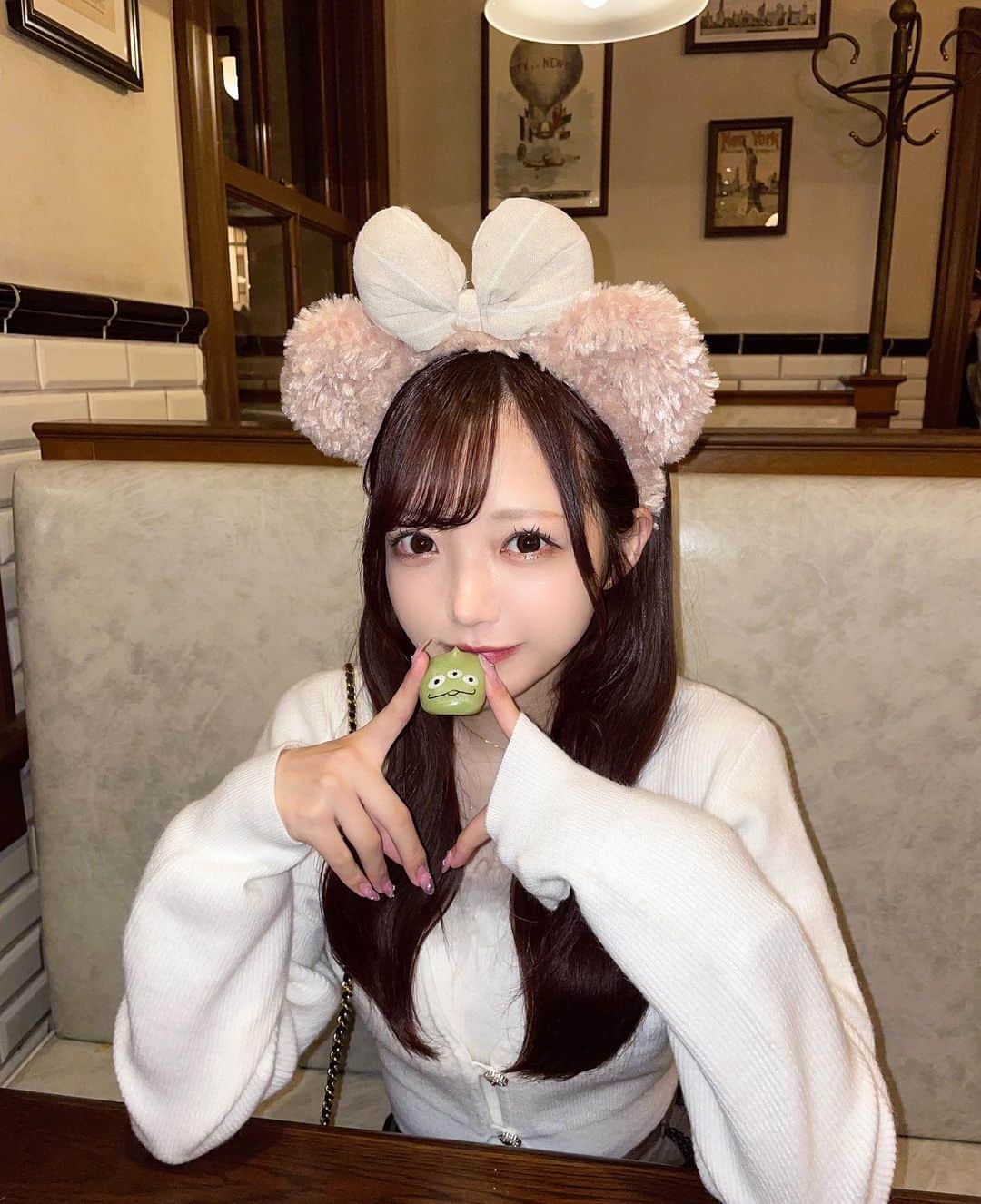 のインスタグラム：「おみるとディズニー行った🤍 気温が最高すぎる🍂 . #ディズニー #ディズニーシー #ディズニーコーデ #ディズニーフード #リトルグリーンまん」