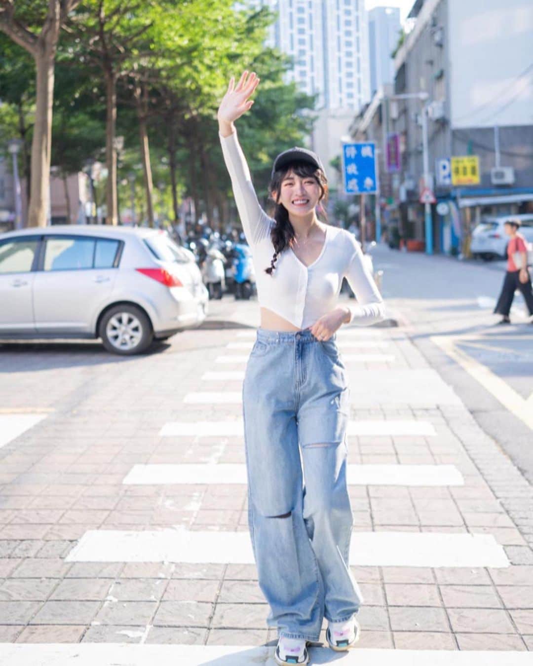 陳語謙のインスタグラム：「👋🏻 路邊拍拍照ᐢ.  ̫.ᐢ₎っ⌁ 颱風天🌀注意安全  🧢 帽子找瑞絲的花神代購買的 @aries_19930408 @aries_8248  上衣&牛仔寬褲 @yuyu_active ☁️」