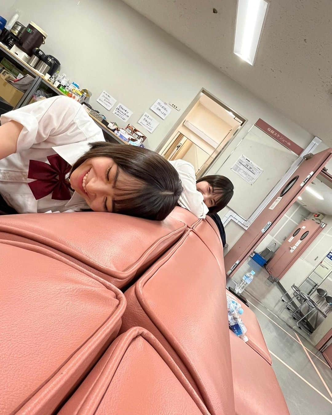 加藤清史郎さんのインスタグラム写真 - (加藤清史郎Instagram)「オフショット2  まずは、 おやすみのカットの時、 全く同じ体勢で休んでいたことがわかって 照れる2人。 @mizukikayashima_official #茅島みずき #西野美月 @sora_tamaki_official #田牧そら #野辺桐子 　 　　 　 ・撮影再開時間guys  1枚目 食堂にいる僕らを見つける三人衆 2枚目 バナナを片手に僕らを指差す愛流  @airu_kubozuka #窪塚愛流 #栖原竜太郎 3枚目 再開時間を確認する聡真 #山時聡真 #瓜生陽介 4枚目 教えてくれようとして激しく事故る聡真 最後はスタッフさんも一緒に。  あとあなた、全部全く同じポーズなの逆に凄いからね？ @asano_shunya #浅野竣哉 #向坂俊二 　 　 　 ・テラスの3人 @okudairadaiken_official #奥平大兼 #星崎透 @mizukikayashima_official #茅島みずき #西野美月 @ririka_tanabe_official #田鍋梨々花 #金澤優芽 　　  　 最後はおまけ、 ・クランクイン日、九条宅に突撃する加藤清史郎 場所は玄関と洗面所、いかにもストーカーである。 　 @saikyo_ntv #最高の教師 #相楽琉偉 #加藤清史郎」10月5日 21時55分 - kato_seishiro_official