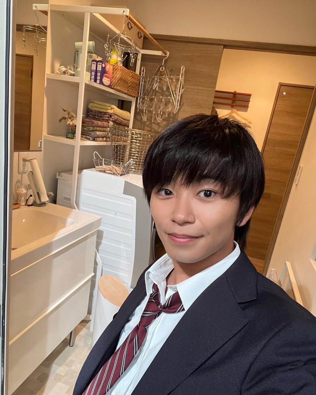 加藤清史郎さんのインスタグラム写真 - (加藤清史郎Instagram)「オフショット2  まずは、 おやすみのカットの時、 全く同じ体勢で休んでいたことがわかって 照れる2人。 @mizukikayashima_official #茅島みずき #西野美月 @sora_tamaki_official #田牧そら #野辺桐子 　 　　 　 ・撮影再開時間guys  1枚目 食堂にいる僕らを見つける三人衆 2枚目 バナナを片手に僕らを指差す愛流  @airu_kubozuka #窪塚愛流 #栖原竜太郎 3枚目 再開時間を確認する聡真 #山時聡真 #瓜生陽介 4枚目 教えてくれようとして激しく事故る聡真 最後はスタッフさんも一緒に。  あとあなた、全部全く同じポーズなの逆に凄いからね？ @asano_shunya #浅野竣哉 #向坂俊二 　 　 　 ・テラスの3人 @okudairadaiken_official #奥平大兼 #星崎透 @mizukikayashima_official #茅島みずき #西野美月 @ririka_tanabe_official #田鍋梨々花 #金澤優芽 　　  　 最後はおまけ、 ・クランクイン日、九条宅に突撃する加藤清史郎 場所は玄関と洗面所、いかにもストーカーである。 　 @saikyo_ntv #最高の教師 #相楽琉偉 #加藤清史郎」10月5日 21時55分 - kato_seishiro_official