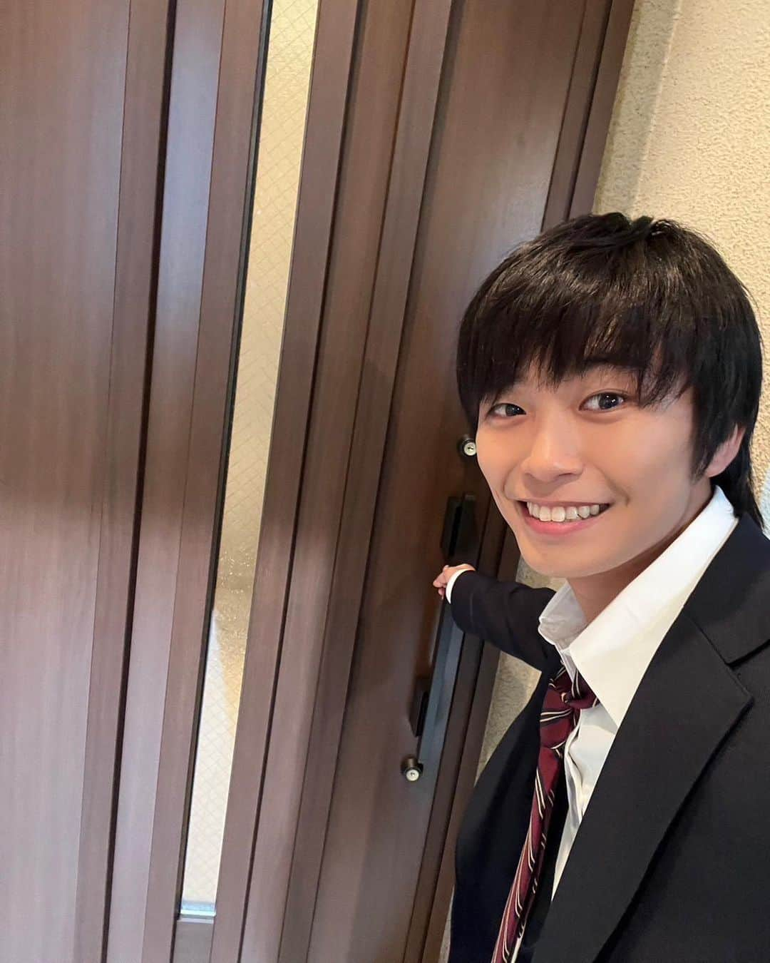 加藤清史郎さんのインスタグラム写真 - (加藤清史郎Instagram)「オフショット2  まずは、 おやすみのカットの時、 全く同じ体勢で休んでいたことがわかって 照れる2人。 @mizukikayashima_official #茅島みずき #西野美月 @sora_tamaki_official #田牧そら #野辺桐子 　 　　 　 ・撮影再開時間guys  1枚目 食堂にいる僕らを見つける三人衆 2枚目 バナナを片手に僕らを指差す愛流  @airu_kubozuka #窪塚愛流 #栖原竜太郎 3枚目 再開時間を確認する聡真 #山時聡真 #瓜生陽介 4枚目 教えてくれようとして激しく事故る聡真 最後はスタッフさんも一緒に。  あとあなた、全部全く同じポーズなの逆に凄いからね？ @asano_shunya #浅野竣哉 #向坂俊二 　 　 　 ・テラスの3人 @okudairadaiken_official #奥平大兼 #星崎透 @mizukikayashima_official #茅島みずき #西野美月 @ririka_tanabe_official #田鍋梨々花 #金澤優芽 　　  　 最後はおまけ、 ・クランクイン日、九条宅に突撃する加藤清史郎 場所は玄関と洗面所、いかにもストーカーである。 　 @saikyo_ntv #最高の教師 #相楽琉偉 #加藤清史郎」10月5日 21時55分 - kato_seishiro_official