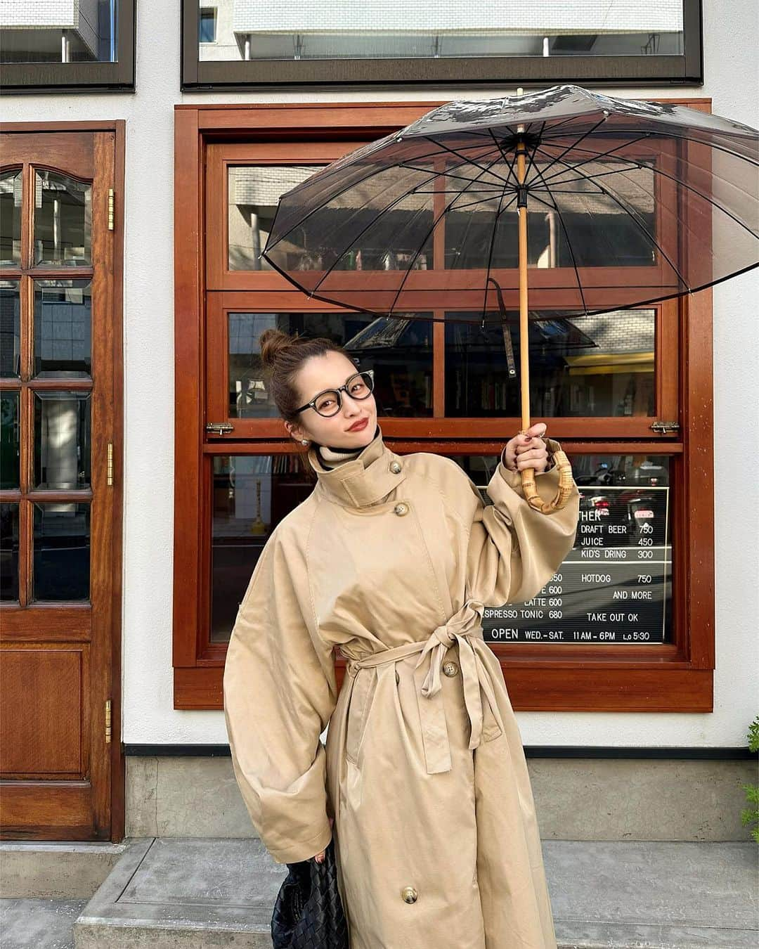 田畑佑莉のインスタグラム：「コラボrain loafer 👞☔️ 少しだけ秋っぽい気候になってきて 嬉しくなってます🍂🌰  rain loafer @orientaltraffic_official  × @lily02tbt   outer @mystic_pr  tops @uniqlo_jp  umbrella @traditionalweatherwear   #orientaltrafficbyyuri #orientaltraffic  #イエベ春 #ソフトエレガント  #ヘアカラーベージュ  #150cmコーデ#オリエンタルトラフィック #レインブーツ #レインシューズ #ローファー#レインローファー」