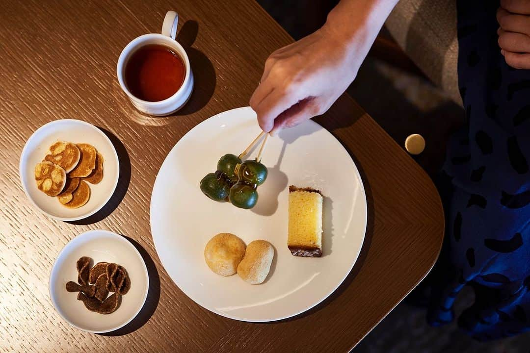 THE WESTIN KYOTO ウェスティン都ホテル京都のインスタグラム：「スイートルームにご宿泊のゲスト専用のクラブラウンジ「WESTIN club」 アフタヌーンティータイムでは、お団子やお饅頭などの和菓子のフードプロモーションをご用意しております。京都の甘味を気軽にお楽しみいただけます。   WESTIN club, a club lounge exclusively for guests staying in suites. During afternoon tea, guests can casually enjoy the sweet taste of Kyoto with food promotions of Japanese sweets such as dumplings and manju (steamed buns).   #京都旅行　#京都観光　#京都ホテル　#クラブラウンジ #ウェスティン都ホテル京都　#ウェスティン　#都ホテル #そうだ京都いこう #westin #marriottbonvoy #kyoto #explorekyoto #travelkyoto #westinmiyakokyoto」