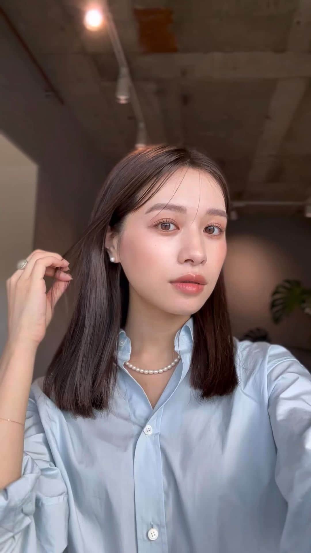 のインスタグラム：「少し前に @kenichi_oyama_ にストレート矯正&ロブにカットしてもらいました💇‍♀️  よく聞かれるアイシャドウは、最近ゲットした @yslbeauty のアイシャドウパレット200番を使用しています🍇」