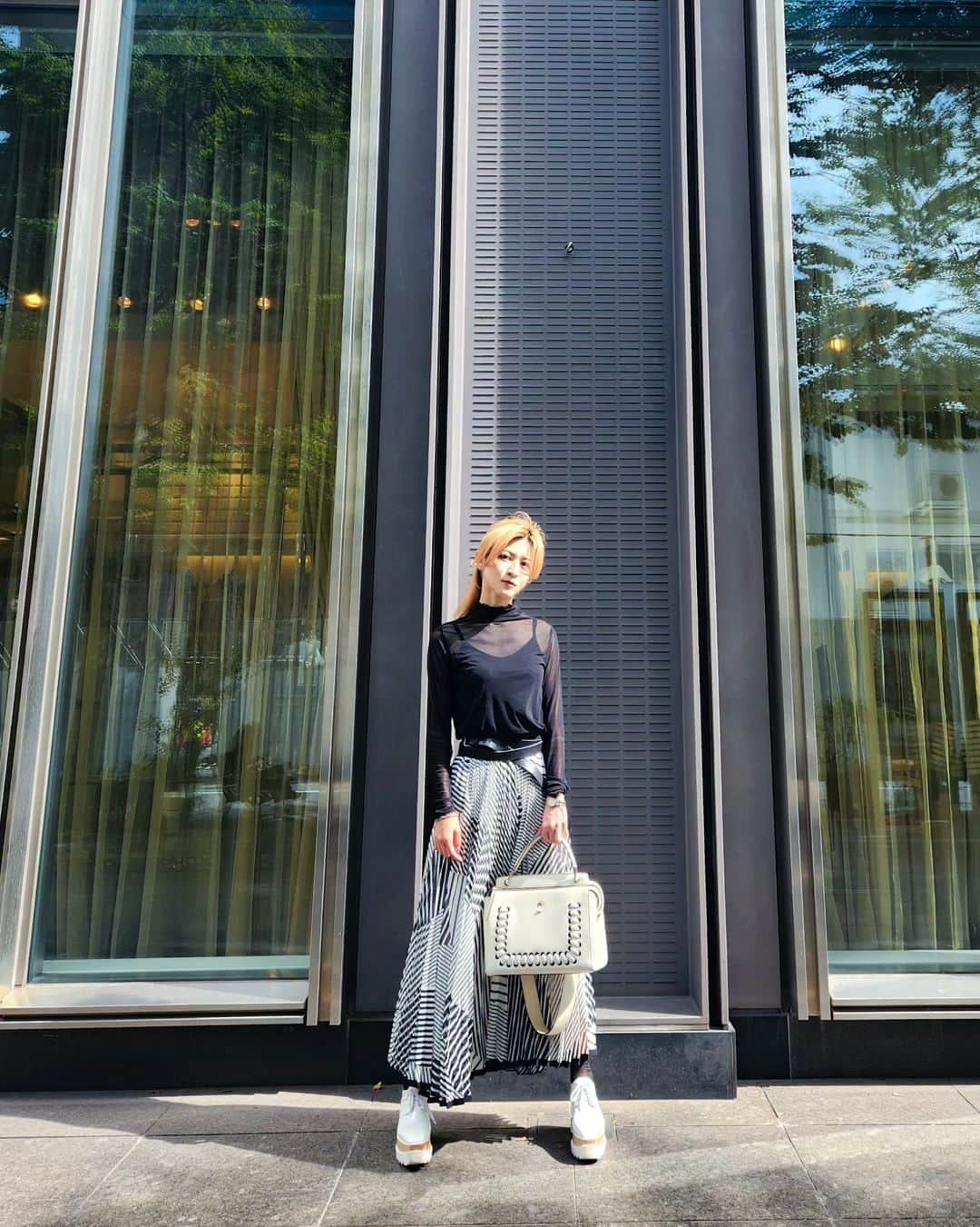 Hairmake Shinoのインスタグラム：「𝓼𝓽𝓻𝓲𝓹𝓮 𝓶𝓲𝔁 𝓹𝓽 𝓾𝓶𝓫𝓻𝓮𝓵𝓵𝓪 𝓹𝓵𝓮𝓪𝓽𝓮𝓭 𝓼𝓴𝓲𝓻𝓽𓂃𓈒𓏸  Tops: @united_tokyo Skirt: @dresslaveofficial  Shoes: @stellamccartney Bag: @fendi  裾に向けてふわっと広がるシルエットのプリーツスカート! 幾何学的なストライプの模様も様々なシーンで活躍しそう🤭  #モノトーンコーデ #大人コーデ #大人カジュアル #大人カジュアルコーデ #スカートコーデ #dresslaveofficial #fendi #style #stellamccartney #shoes #baglover」