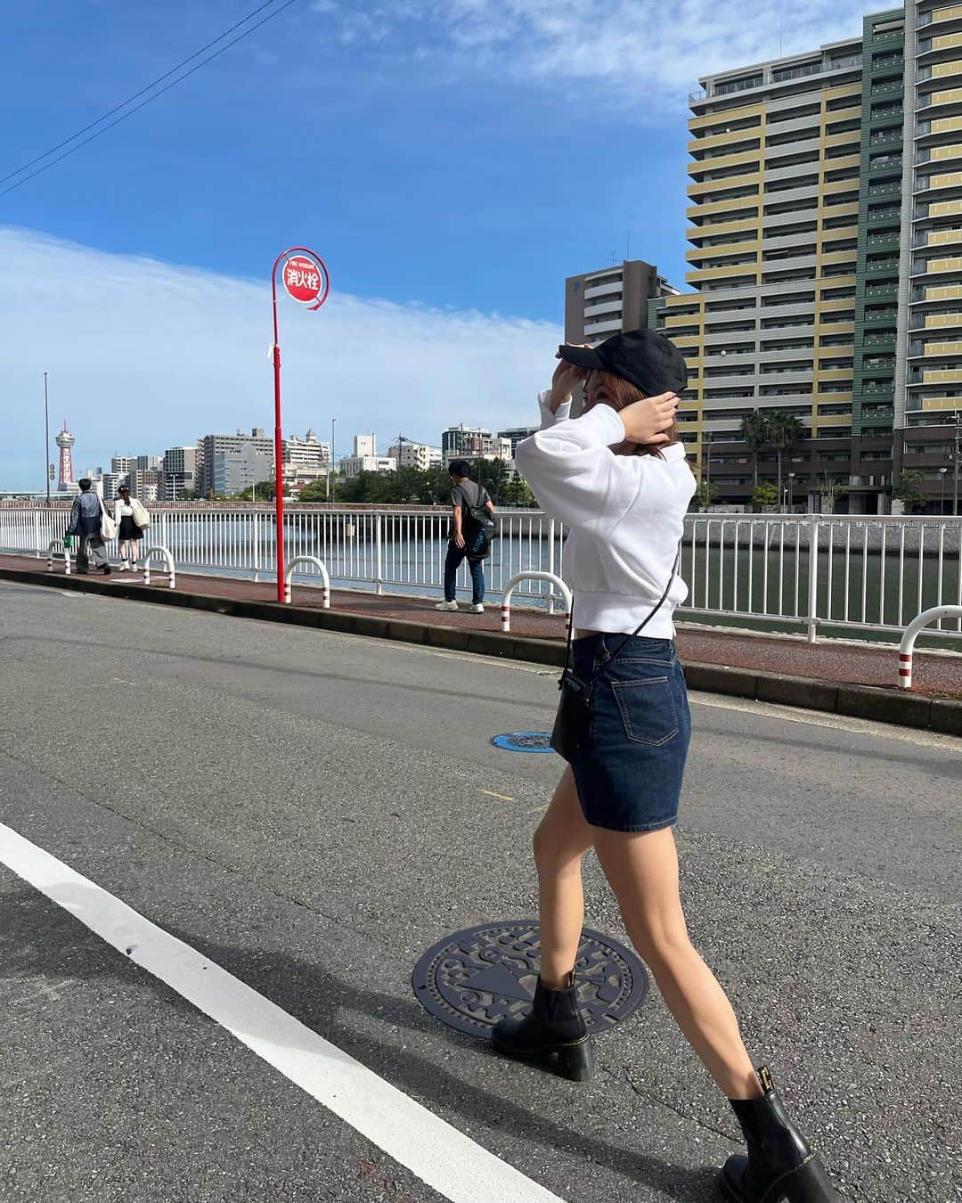 のインスタグラム：「脚は細長く、お尻はぷりっと メリハリボディがわたしの理想🍑♡  本当に地味で、細か〜い動きで創られていく☺️  〝ほなトレ〟は まさに地味だけどきつい、効く🔥 が盛りだくさんです✨  ボディメイクって 変わっていくから面白いの♡ ダイエットやトレーニングは苦しいだけじゃない。  美味しいもの食べながら 運動して心と身体を美に導いていこう🌹  カフェオレもパンも大好き笑！🙋‍♀️」