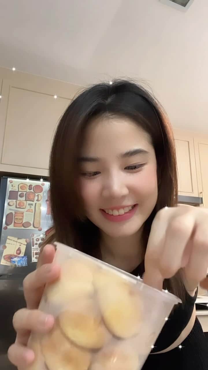 フォン＝サナンタチャット タナパットピサーンのインスタグラム：「เปิดตู้เย็นกินขนมกัน อิอิ เอแคลร์ไส้ครีมแบบแน่นๆ หวานกำลังดี กินแบบหมดกระปุกได้เลยยยย ส่วนบราวนี่ก็เริ่ดมากค่า เข้มข้น ฝนเอาไปจุ่มนมกิน ฟินมากกก 🥰 เยียวยาใจคนอ่านหนังสือแล้วต้องการความหวานสุดๆๆ 💖💖  . 🍫🍪🍩🧁  สั่งเบยยยย @waansbakery」