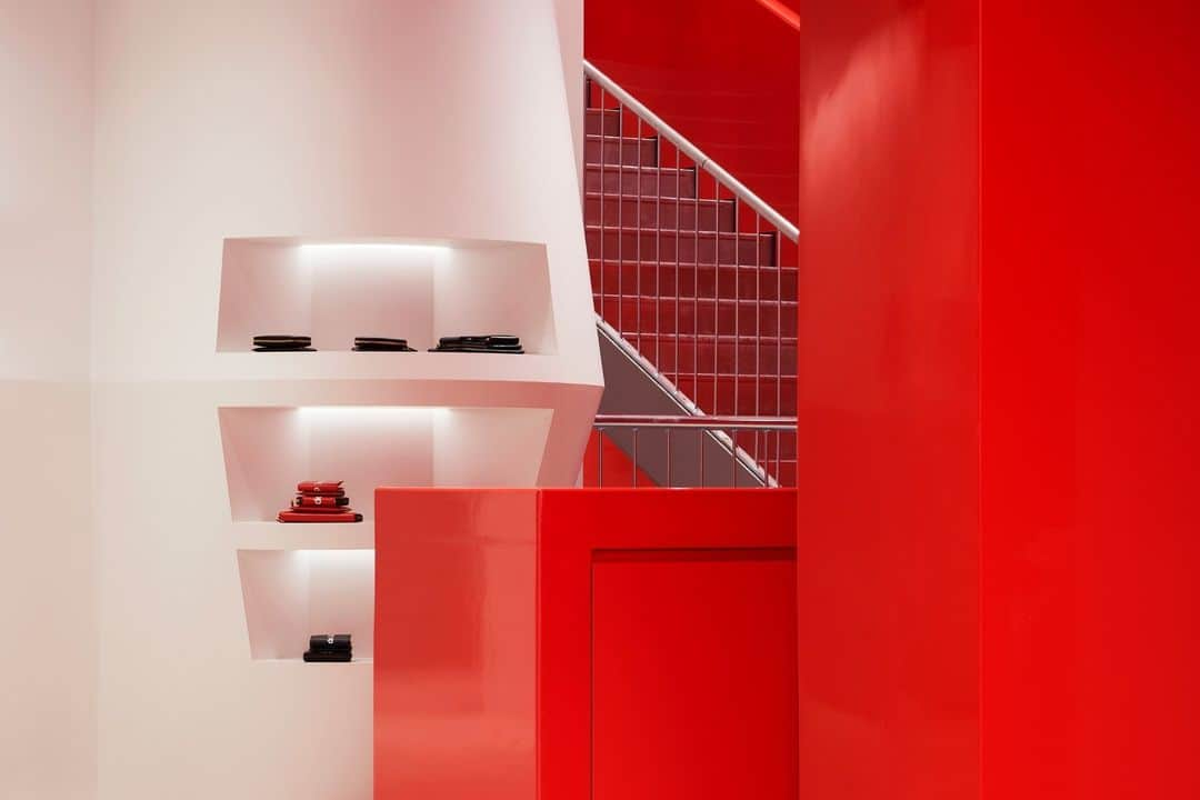 Wallpaperさんのインスタグラム写真 - (WallpaperInstagram)「Crisp white interiors and sleek red walls make for the perfect setting at @commedesgarcons new Parisian store, which has just opened at number 56 Rue du Faubourg Saint-Honoré. Designed by Rei Kawakubo alongside the Comme de Garçons team, the store is around 50 per cent bigger than their previous Rue du Faubourg Saint-Honoré location.⁠ ⁠ To see more of the store and hear about Kawakubo’s Comme des Garçons furniture line, reissued for the first time in nearly three decades, read our story via the link in bio or visit wallpaper.com⁠ ⁠ 📷️: @AdrienDirand⁠ 🖊️:@jackbenjaminmoss⁠ ⁠ #wallpapermagazine #commedesgarcon #paris #reikawakubo」10月5日 22時10分 - wallpapermag