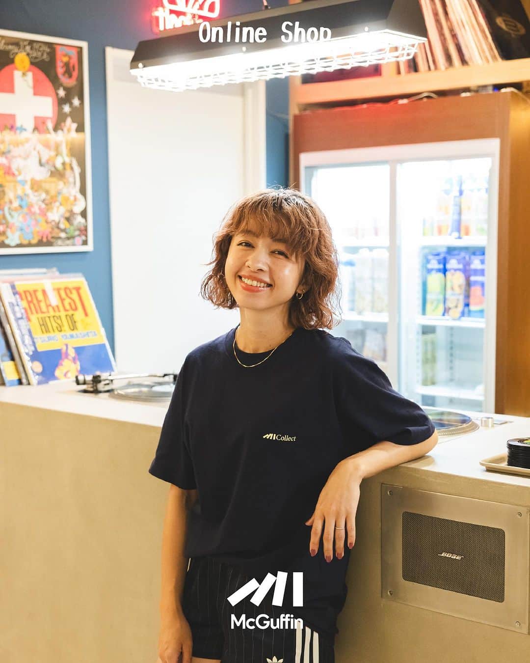 のインスタグラム：「⚡McGuffin公式グッズ販売⚡  【McGuffin公式 Tシャツ（NAVY）販売中！】 Haciendaを舞台としたコンセプト動画  McGuffinが手掛けるマーチャンダイジングブランド 『Editorial Collective 』が始動！ 第一弾はTシャツ以外にもロンT、バッグ、パックT、ソックスなど様々な商品を用意！   販売サイトは プロフィール欄のURLをチェック！  男女兼用  着用サイズ　  男性モデルXL  女性モデルM   各アイテムの着用モデルはMcGuffinとゆかりのある ショップ、ミュージシャン、クルーに出演頂きました！   ◯Special Thanks  『Hacienda』  IG： @hacienda_tokyo  モデル： @chi_darumakebarikai_  　　　　　@sasarisa0110   #mcguffin #fashion #hacienda #ファッション #hiphop #rap #street #cafe #coffee」