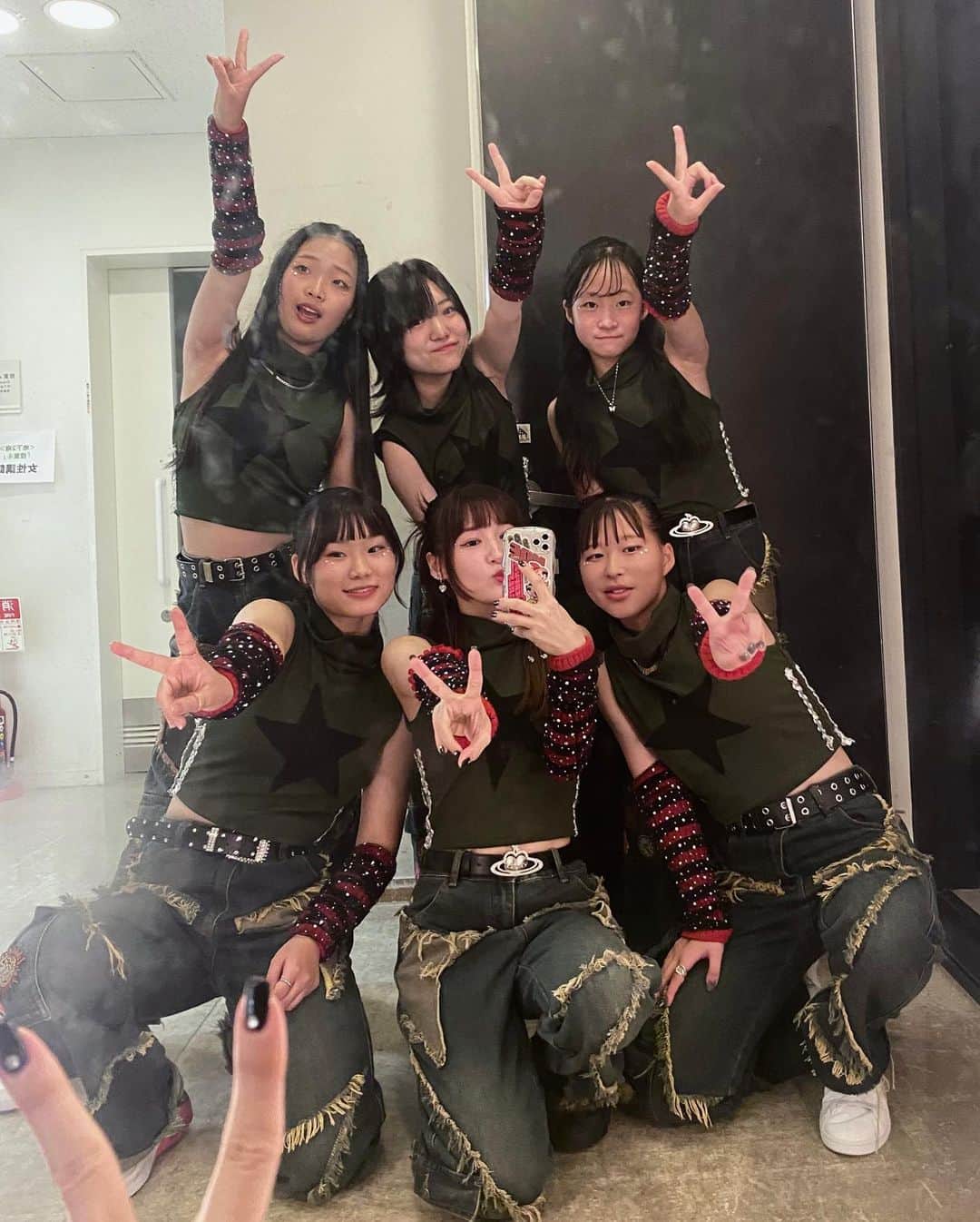 kikumi0823のインスタグラム：「生徒達とステージ立ってきました🌙♡  7年くらいここでインストラクターさせてもらってるけど今回初めて自分の作品に自分も。なんか直感で一緒にでるなら今や！って思って。ほんとの事いうとめちゃくちゃ勇気いったけど🫣💭自分の中で1つ新しい挑戦をしてみたかった！  一緒に踊ってくれたみんな、作品にでてくれたみんな、全員ほんとに素敵でした🥺ありがとう！！🩷💐  一緒に出た作品の最初の部分だけリハ動画でちらっと。♡ 気持ち込め込めで本番はもうちょっと荒かったやろなあ、、でもそれが本番の良さやと思ってる🫣 見てくれた人にはどう伝わったかな🫧 イントラショーも作品も名前叫んでくれたのも聞こえてたよー！！ありがとっ♡  大好きなスタジオ、オドリ場。 15周年おめでとうございます🫧 @odoriba_dance」