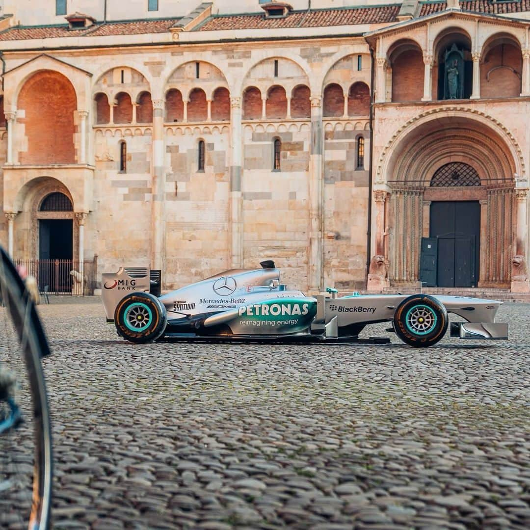 サザビーズさんのインスタグラム写真 - (サザビーズInstagram)「The 2013 Mercedes-AMG PETRONAS F1 W04 is not just any car, it is the very machine that delivered Lewis Hamilton’s inaugural victory for Mercedes in his first year in the seat and, perhaps more significantly, signaled the onset of a groundbreaking era that would dominate the sport for years to come and propel Hamilton to true legend status.  As rumor has it, the late, great Niki Lauda played a defining role in persuading a young Lewis Hamilton to make the daring move to Mercedes-AMG PETRONAS F1 Team —a decision that many doubted at the time. Hamilton's first win, in this very car, changed all of that. Now, for the first time ever, the W04 will be offered at public auction on 17 November as part of the Official Auction of @f1lasvegas presented by RM Sotheby’s and Wynn Las Vegas.  Alongside Hamilton’s Mercedes F1 car will be NFL superstar Tom Brady’s Tampa Bay Buccaneers jersey from his final game in the NFL, and much more. Register to bid via the link in our bio.⁣ ⁣ #RMLasVegas #RMSothebys  #Formula1 #F1 #Mercedes #LewisHamilton #Racing #Winning #WynnLasVegas #LasVegasGP #RaceWeekAtTheWynn #OnlyAtTheWynn」10月5日 22時03分 - sothebys