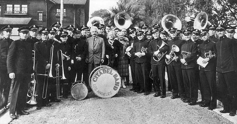 アルベルト・アインシュタインのインスタグラム：「#ThrowbackThursday: Albert Einstein and his wife, Elsa, pose with a band before a performance at the Rose Bowl Parade in California, 1926.」