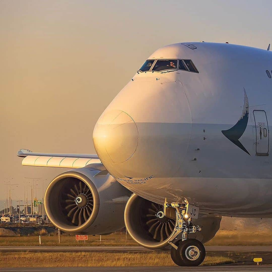 キャセイパシフィック航空さんのインスタグラム写真 - (キャセイパシフィック航空Instagram)「Travellers with a keen eye would notice this spinner marking in the centre of the engine across our fleet ✈️. Any guesses?  Our ground crew typically have high-grade hearing protection equipped as the airport apron is rife with roaring engine sounds from multiple aircraft 🧑‍🔧. These spinner markings will turn translucent when they spin, so the ground crew can register if the engine is cold or rotating with a quick glance 👀.   #cathaypacific #MoveBeyond  自問目光敏銳的你能猜到在飛機引擎中心位置的螺旋標記有什麼用途嗎 ✈️？  由於停機坪上充斥著不同飛機引擎發出的噪音，我們的地勤人員需時刻配備高級聽力保護裝置 🧑‍🔧。當飛機引擎開始運行時，螺旋標記便會變成半透明，地勤人員只憑肉眼即可快速判斷引擎正處於靜止或運行狀態 👀。  #國泰航空 #志在飛躍   📸 @fstop.aviation」10月5日 22時03分 - cathaypacific