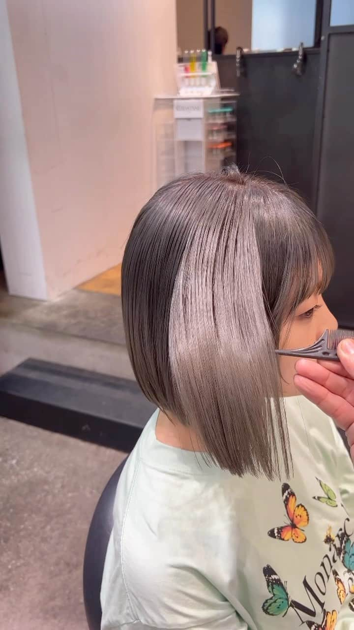 北川 貴憲のインスタグラム：「必ず可愛くできます✨ 顔まわりカット✂︎✂︎✂︎ カーキグレー^ ^  襟足すっきり。女性らしい丸み、ピタッと収まるシャープな アウトラインがより後頭部の丸さを ひきたたす。 もみれ毛が可愛い^ ^ レザー、スライドカットで作る✂︎ 削りショート✂︎  小顔ショート✨ ミニショート✨ 羽バング^ ^ ショートカットは似合せカットが とても大切✨^ ^  必ずあなたに似合うショート 作ります^ ^ コントラストをつけるための骨格に合わせた質感調整が大切^ ^  北川　貴憲　TAKAに お任せ下さい👍  ショートヘア、ボブは似合う長さと バランス柔らかい質感が大事✨ あなたにあった独自のプロセスで かならずなりたいにかえます😊  🌟小顔になれる前髪、顔まわりのカット 🌟収まりの良い綺麗な丸みのあるシルエット 🌟コントラストができるカット 🌟首が綺麗に見える襟足 ご予約は、お早めに😉✨  @takanori.kitagawa  8/1  6/68  7さんど 1  25ぱー　　10ぱー #hair#大人ショート#新宿美容師#ハンサムショート#オレンジメイク#ショートスタイル#ミニーショート＃ボブ#mie#tokyo#新宿#美容室#ALBUM#ショートヘアアレンジ#北川スタイル#ショート#丸みショート#丸みショートボブ#耳かけショート #ベージュ#ショートボブ#似合わせショート#ショートヘア  #ミルクティーカラー#マッシュショート#もみれ毛#くびれショート #くびれショートヘア#くびれショートボブ」