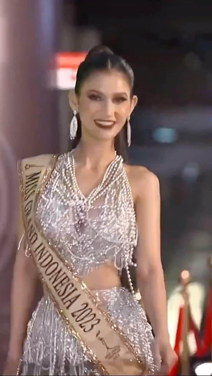Ivan Gunawanのインスタグラム：「. @ritassyawellgreat so drop-dead gorgeous – ready to own the night and make every head turn at the dinner tonight!   #ritassyawellgreat #missgrandindonesia2023 #missgrandinternational2023  @yayasanduniamegabintang  @nawat.tv  @teresa.mgi  @isanmenin」