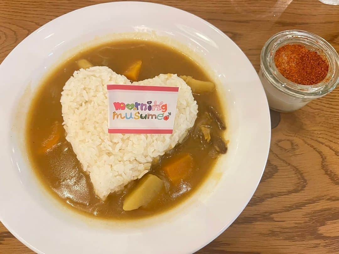 譜久村聖のインスタグラム：「踊れ！モーニングカレー(Update)皆で実食🍛  この美味さ ずっと味わいたい〜🥄  スパイスもお好みで掛けてみてね🔥   #動画もあるよ  #タワーレコード #ハロプロ #コラボ #タワレココラボカフェ #辛いもの好き  #ほまめい #カレー #踊れモーニングカレー #morningmusume23 #モーニング娘 #morningmusume #モーニング娘23 #譜久村聖」