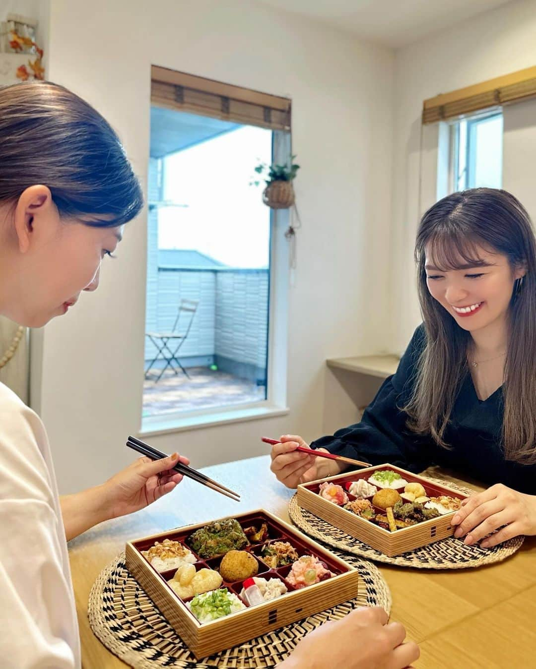 岩根沙恵子?さえみるさんのインスタグラム写真 - (岩根沙恵子?さえみるInstagram)「🍭 ◯◯ℬ𝒪𝒳？ 私が食べているお弁当••• 実は、11種類のお菓子が使われている 遊び心がいっぱいのお弁当なんです😍😜🍱  【お菓子なおかしな特製弁当】という、 春日井製菓＆月村のコラボレーション第二弾👏‼️ @tsukimura.tokyo   左上から横に1.2.3と説明します♡  ①『黒あめ』さつま芋のカリカリ揚げ →これは黒糖味の大学芋🍠 もちろん美味しい！ 普段食べているものよりも濃厚な味！  ②『えびピーナ』のお浸し →間違いない味✨ 桜エビとえびピーナの組み合わせは最強🫶 これは小松菜でなくても合いそうです！ 小松菜はカルシウムが豊富で栄養価が高いし、 とても美味しかった◎  ③ 『つぶグミ』紅いポテトサラダ →これは衝撃的！びっくり！ つぶグミの味がしっかり染みていて ポテトサラダなのだけどお菓子？ っていう甘さがありました😎 甘いポテサラ！ お菓子好きには堪らないみたいです！  ④『グリーン豆』のクリスピーチキン →これは定番化してほしい！また食べたい！ カリカリしているグリーン豆が好きすぎる！合う！ お家でも試してみたい味🤩  ⑤『クラフトコーラ』スパイス香るライスコロッケ →なんと中にコーラのグミが入っていました！ 斬新！だけどね、 スパイスとコーラが合うの！びっくり🥳 お米とコーラのグミの食感も合う！ クセになる味でした🥤  ⑥『ハッカアメ』『ハードミント』 豚しゃぶ 追いハッカを添えて →まず薄切りの豚肉が美味しい◎ ミントで後味がすーっとするのですが 追いハッカをするとさらにさっぱり〜爽快😉  ⑦『うすピーナ』『いかピーナ』のふりかけご飯 →これは普通のふりかけのように食べられました✨ 思っていたよりもあっさり！♪  ⑧『ミルクの国』のエビマヨ →これはまるで中華料理のエビマヨ😍 練乳ではなくミルクだから優しい味で食べやすい！ ほわっほわの衣も最高でした♡  ⑨きざみ梅と『グリーン豆塩わさび味』のふりかけご飯 →わさびがいい〜😉 ぽりぽりの食感がとても好き！ これはお酒が進みそうな濃い味でした✌︎  以上の９種類が詰まったお弁当🍙  今回お友達のお家でデリバリーを頼んで ひとつひとつのリアクションがすごかった🤣🩷 とても楽しく食べられました！  こんなに満足できる内容で なんと、¥1,280（税込）なの🥹✨ お求めやすいお値段♪  家族やお友達と楽しく会話しながら 食べられるし、おすすめです🥰   #PR #月村 #デリバリー弁当 #仕出し弁当 #宅配弁当 #ロケ弁 #おもてなし弁当 #お弁当 #お弁当生活 #お弁当の日 #お弁当メニュー #デリバリーグルメ #デリバリー専門店 #管理栄養士 #お菓子ボックス」10月5日 22時15分 - saemiltiii