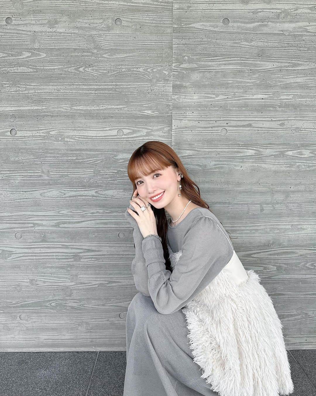 のインスタグラム：「. . もこもこの衣装☁️  DMでも質問が多かったお洋服は @cocodeal_official さんの物です♡  @sachiemon ちゃん いつもありがとう🧸  そして @light_beauty_ebisu さんで 最近ホワイトニングをしたので 歯を褒められる機会が増えて嬉しい🦷  今日は楽しいロケでした🏃‍♂️ 明日も早起き！おやすみなさい😴 . . #cocodeal #ココディール  #ワンピース #ワンピースコーデ　 #ニット #ニットワンピース #衣装  #ニットビスチェ #ビスチェ #山根千佳  #シルバーアクセサリー #シルバーリング  #シルバーピアス #パールピアス  #パールネックレス #ロングヘア #ファー #ファーベスト #フリンジ  #ホワイトニング #ホワイトニングサロン　 #恵比寿ホワイトニング #秋コーデ  #セルフホワイトニング #dress #ootd  #ライトビューティー恵比寿 #outfit」