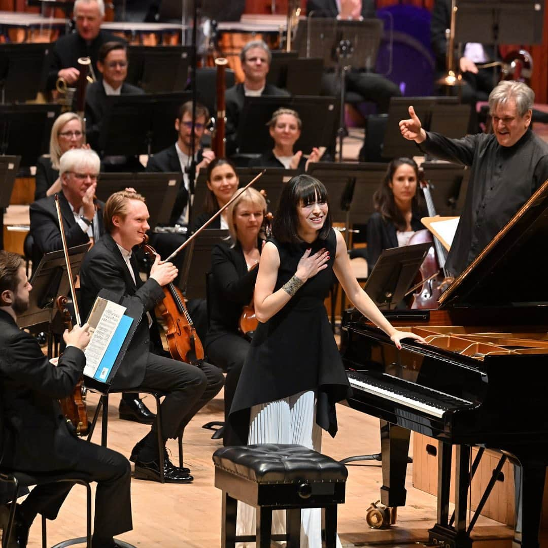 アリス＝紗良・オットのインスタグラム：「Last night, we welcomed Sir Antonio Pappano for his first concert as Chief Conductor Designate, beginning with the world premiere of @hannahsgkendall's O flower of fire. We were then joined by the brilliant @alicesaraott_official , as we delved into the captivating sounds of #Liszt's Totentanz and wrapped up the evening with the iconic Also sprach Zarathustra. Ready for an encore tonight! 🎶✨  Photos: Mark Allan  #LondonSymphonyOrchestra #AliceSaraOtt #orchestra #strauss」