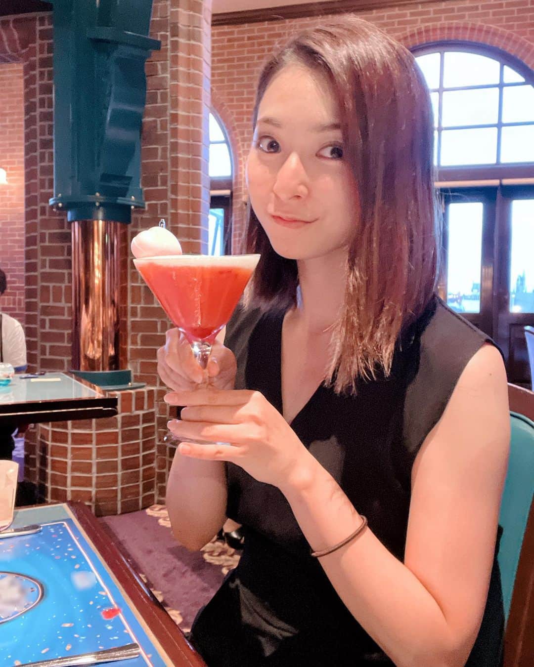 のインスタグラム：「今朝のオープニングで自分にキャッチフレーズをつけまして、 真ん中に書いたのが「ヲタク」でした。  最近、購入した、ものすごく好きな海のコックのキャラクターが、ヒーローのような衣装を着ているのフィギュアが届きまして、 毎晩部屋で眺めています✨  1枚目の写真は、去年、期間限定のそのキャラクターのレストランに行った時のもの🍽️  来年のおせち料理も、 この漫画のものを注文しました😍  #キャッチフレーズ #快活#ヲタク#奔放 #キャラグッズ収集 #グッドモーニング」
