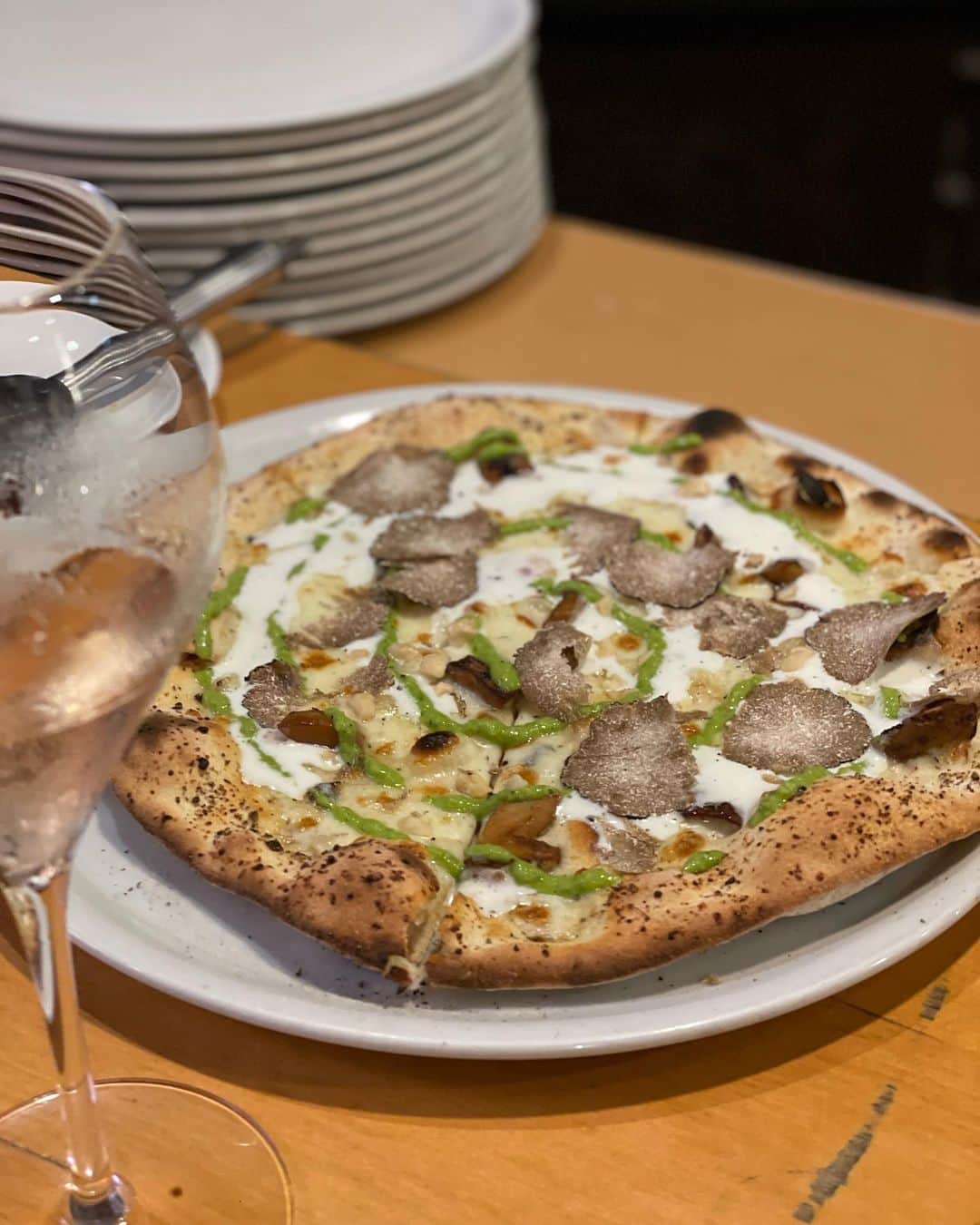 みかほさんのインスタグラム写真 - (みかほInstagram)「⁡ 在日イタリア商工会議所 が開催した Prosecco DOC x Pizzaのペアリングイベントにご招待いただきました🥂🍕🍕 @iccjtokyo  ⁡@proseccodoc   イタリアを代表するスパークリングワイン「Prosecco DOC」と🥂🍾 世界のピッツァランキング「Top 50 Pizza」に ランクインしている２店舗のピッツェリア🍕の 一夜限りの夢のようなコラボイベントが実現✨️✨️ ⁡ イタリア Top Pizza 17位の  Denis Lovatel デニス・ロヴァテルさん @denispizzadimontagna  ⁡ アジアのTop Pizza 12位に選ばれた PIZZA STRADA ピッツァ・ストラーダ @pizzastrada10  港区麻布十番に10年以上前から店を構える 本格ピッツァリアのお店です🍕 (今回イベントの会場もこちらでした💗) ⁡ ⁡ イベントでは、両シェフが作る オリジナルピッツァ4種類🍕🍕🍕🍕 ⁡ ピッツァストラーダ城シェフの こんな組み合わせがあったんだ🥹！と 気付かせくれる斬新なアイデアのPizza 🍕 ⁡ Proseccoの産地近くのご出身のDenis シェフの作る、 トリュフや畑の野菜が様々な調理法でトッピングされた山のピザ🍕 ⁡ 目の前で釜戸で焼いてくてたピザは美味しさ格別で どれも美味し過ぎて最高でしたー🥹❤️‍🔥  生地も、もちふわカリッて感じなの🥹❤️‍🔥(語彙力) ⁡ それに合わせて22種類のProsecco DOCが ずらーっと並んでいて どのワインも美味しくて贅沢な時間でした🥂 ⁡ ⁡ プロセッコは固有品種のグレーラ特有の りんごや桃のようなフルーティーな酸味があり、香りもフルーティーなので フレッシュで飲みやすい印象でした🥰🥂💗 ⁡ ⁡ @iccjtokyo   #プロモーション   #みかほの飲食店盛り上げ隊  ⁡ 他の飲食店記録は @kuishinbou_mikaho に載せてるよ🥂𓂃◌𓈒𓐍  𖤣𖥧𖥣｡𖤣𖥧𖥣｡𓂃𓂃𓂃𓂃𓂃𓂃𓂃𖥣｡𖤥𖥧𖥣⋆*    気軽に𝙵𝚘𝚕𝚕𝚘𝚠 してね🤍  @mikahogram    いいね・コメント・保存   本当に嬉しいです🤍🕊 いつもありがとうございます⸜🌷︎⸝‍  𖤣𖥧𖥣｡𖤣𖥧𖥣｡𓂃𓂃𓂃𓂃𓂃𓂃𓂃𖥣｡𖤥𖥧𖥣⋆*  #プロセッコ  #プロセッコdoc  #スパークリングワイン  #スパークリングワイン好き  #プロセッコdocロゼ  #プロセッコで乾杯  #pizzastrada  #ピッツァストラーダ  #麻布十番  #麻布十番グルメ  #麻布十番ディナー」10月5日 22時21分 - mikahogram