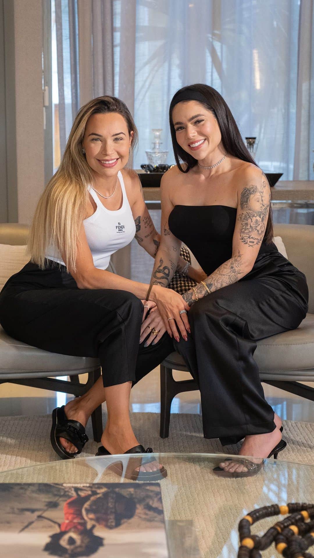アンネ・コウチーニョのインスタグラム：「Saiiiiu o bate bola!!!  Pensem em uma mulher gente boa, linda, batalhadora e com uma vibe lá em cima… é ela!!  @thaisrvv que delícia nosso papo, que divertido e gostoso esse bate bola!! Obrigaaada por ter aceitado o convite!! Ameeei !! ❤️❤️❤️  Mais alguém aqui com alguma mania interessante pra compartilhar?! 😂😂😂」