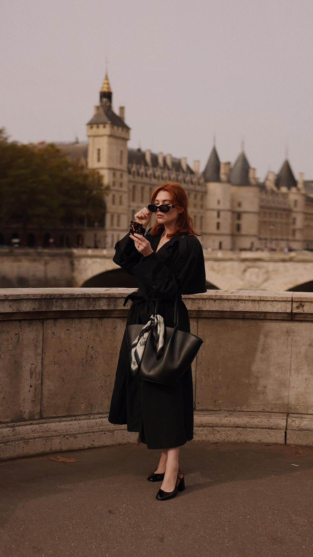 コートニー・ハルヴァーソンのインスタグラム：「I wasn’t dropping no eaves, honest 🎧 Although if I’m being entirely honest I fair prefer people watching over eavesdropping, and Paris is perfect for that. Plant yourself on a street corner, order a coffee (or a cheeky wine) and you essentially have the best front row seats in the world.  Are you a people watcher or an eavesdropper, orrrr the elusive combination of both?  . . . #paris #classicstyle #romanticstyle #vintagevibes | wearing @sezane heels + purse for the occasion ♥️」