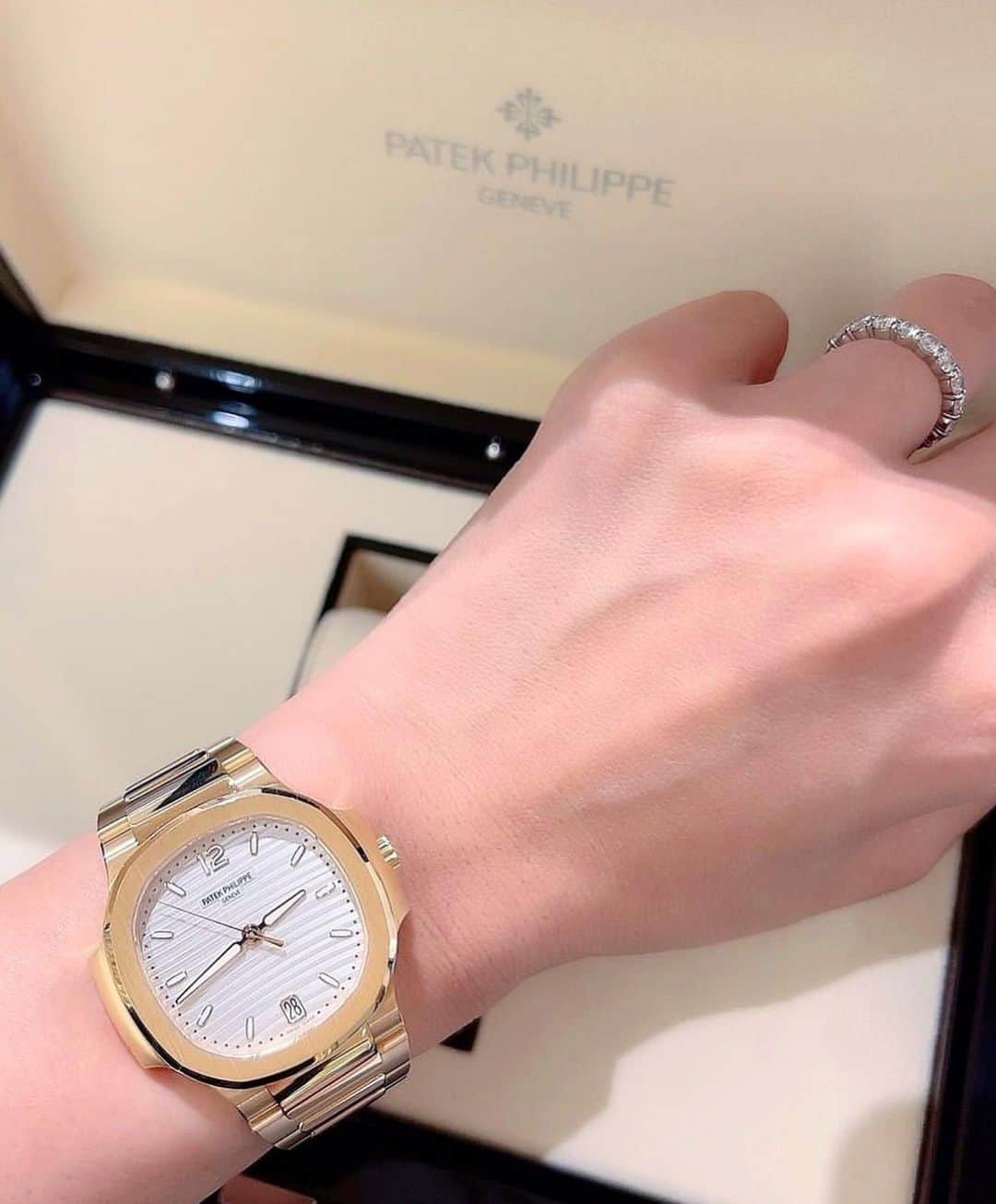 SHIORIさんのインスタグラム写真 - (SHIORIInstagram)「今年のたんじょーび納品⌚️🎂❤️‍🔥❤️‍🔥❤️‍🔥 リクエスト品は来ないけど、 サプライズで最高のものが 来てくれて嬉しすぎて泣いた🥹😭💘  そういえば去年買えた ゴールドのノーチラスも 本気のサプライズだったな🥺 ダイヤ無しステンレスも 渋くていいねーーーーーー🥺 着けるとちゃんとかわいい❤️‍🔥❤️‍🔥 APも載せてないやつ載せたい🥹👼  エルメスが好きと思われがちですが 意外に時計も大好きです⌚️有形資産⌚️ でも詳しくないから勉強します🤝  #patekphilippe #ノーチラス #7118」10月5日 22時21分 - si_chaaaan