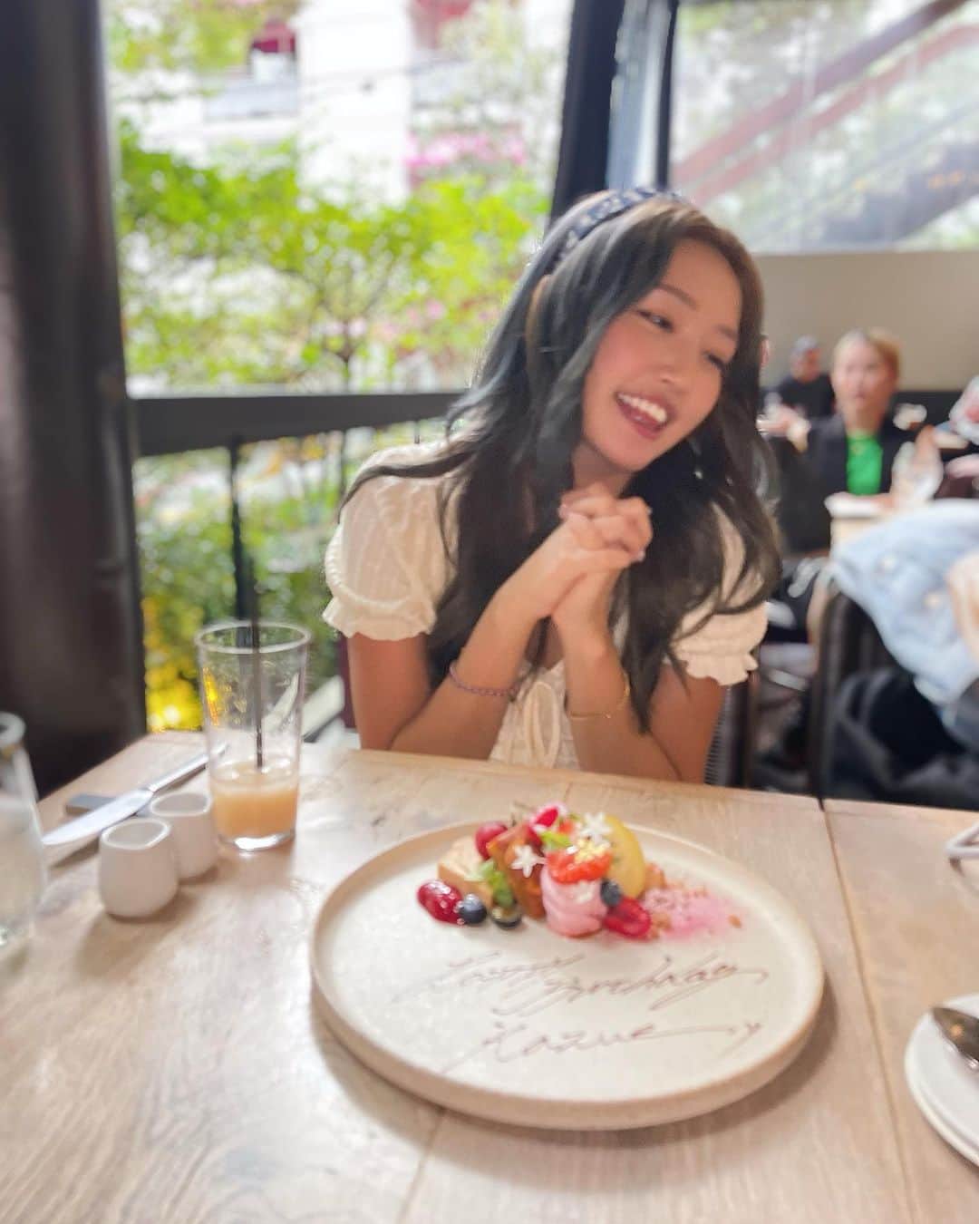 渡辺加苗さんのインスタグラム写真 - (渡辺加苗Instagram)「バッタバタで書くの遅くなった📝 かずえの今年のお誕生日もたくさんお祝いできた🎂 当日はお仕事前にふたりでバースデーランチ🍽💕  表裏ほんとになくて、誰にでも虫にでも優しくて笑 心配になるくらい心が綺麗でピュアで、 みんなから愛されるかずえは 本当に天使みたいな子🥹❤️❤️❤️  今年も笑顔でいられる毎日を心から願ってる💎  大人になって染み染みと気がつく 家族や両親兄弟姉妹の存在の大きさ大切さ 自分のことよりも幸せを願うし 家族の幸せがわたしの幸せ  妹の存在が姉として私を強くしてくれた どんな時も強く幸せに生きるって 家族の為にもいつでも心に誓ってる  この一年も毎日を一分一秒を 心も身体も健やかに笑顔で過ごそう シンプルだけどそれが一番の幸せ✨  いつもありがとう❤️ 笑顔の時もどんな時も必ずそばにいる❤️ これからもいつまでもよろしくね💕 世界一の相方👩🏼🤝👧🏼❤️‍🔥 @watanabekazue」10月5日 22時22分 - watanabekanae