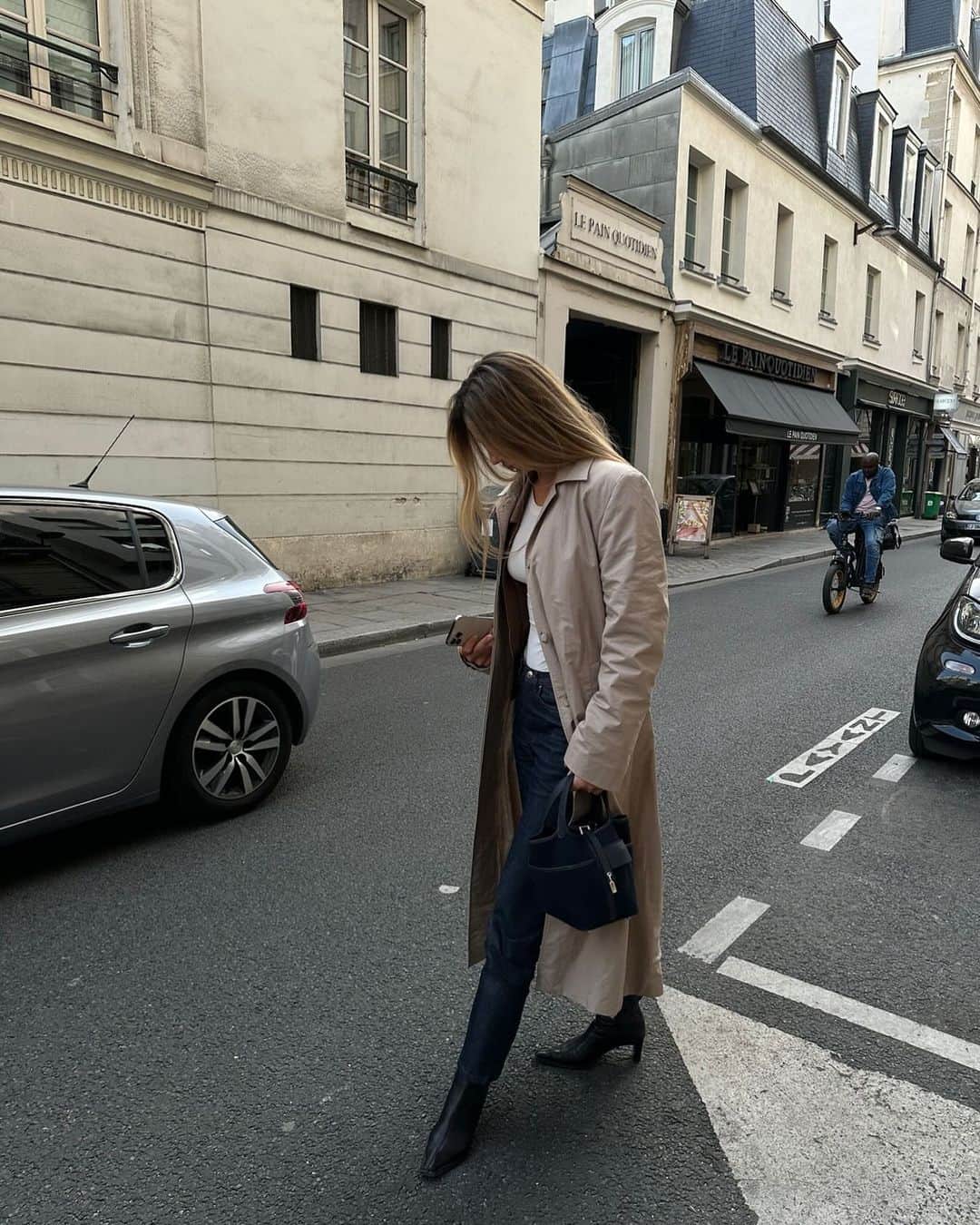 Mathilde Goehlerのインスタグラム：「Parisian streets 🤍 annonce」