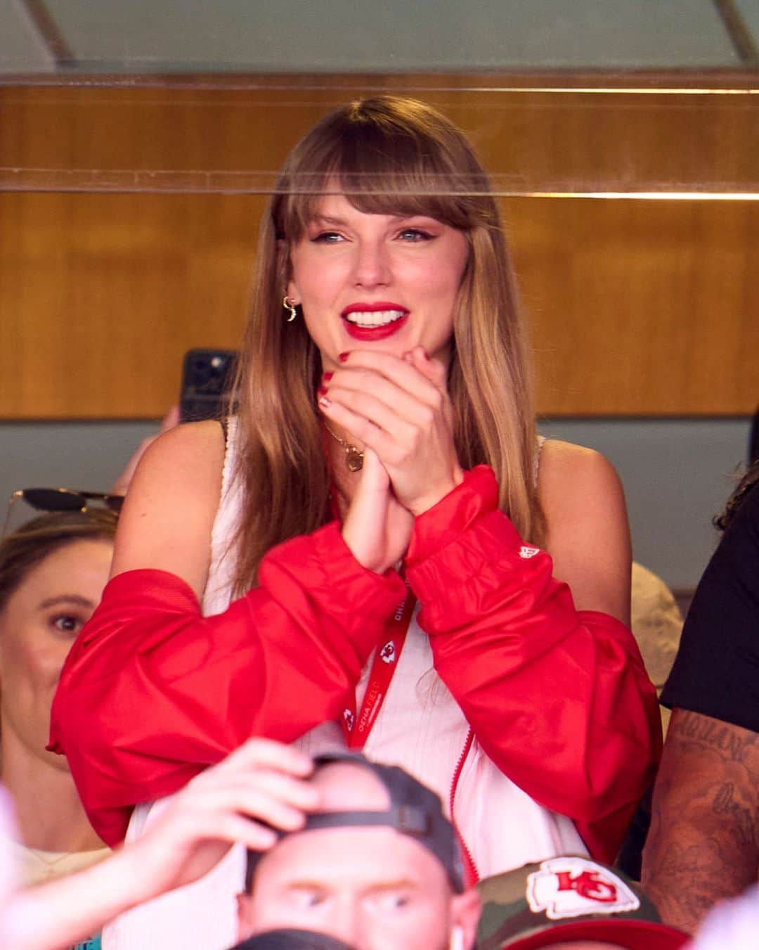 Cosmopolitanのインスタグラム：「The NFL is getting all defensive over the claims (some of which hail from Travis Kelce!) that they're over-doing the Taylor Swift coverage. Read their VERY salty statement at the link in bio. 👀」