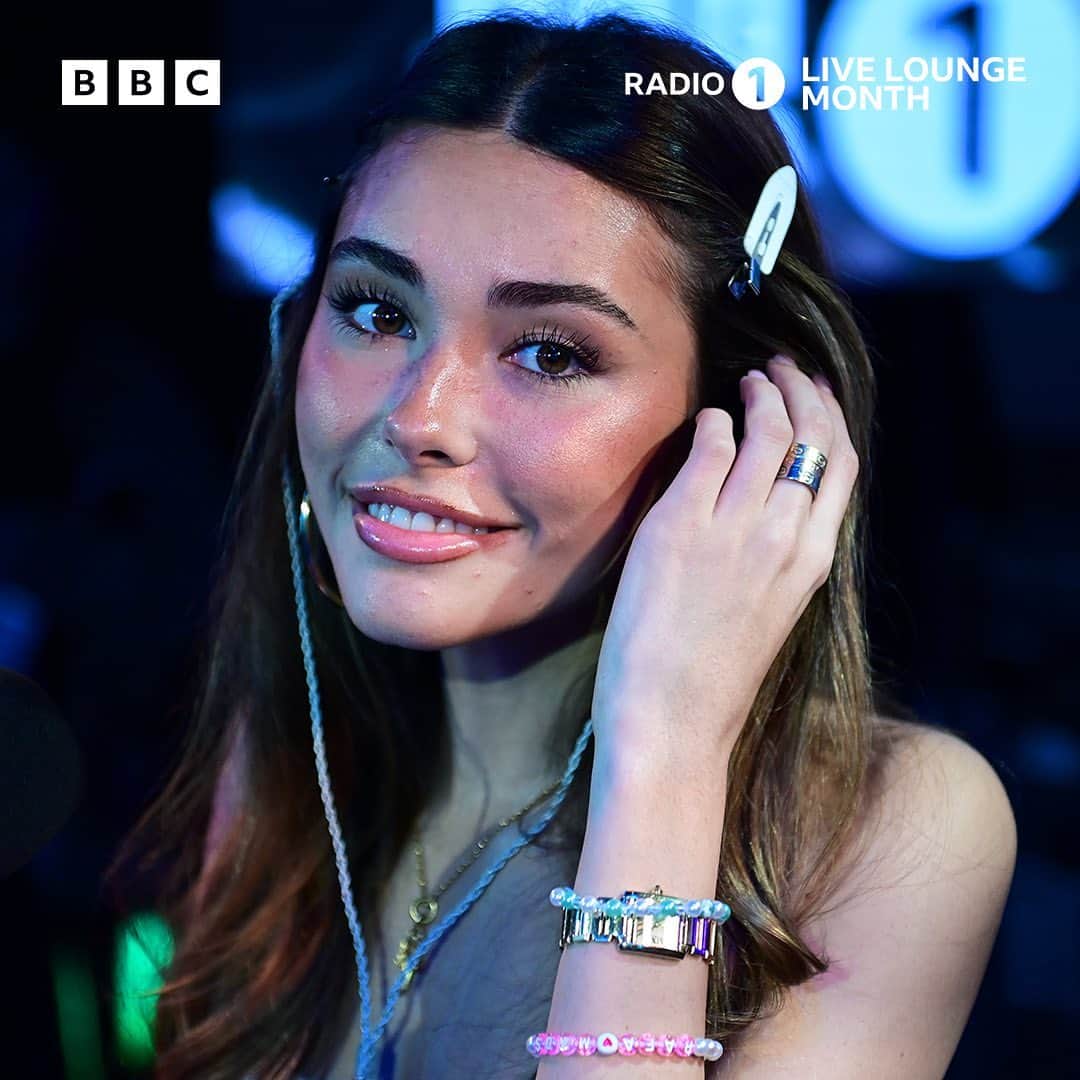 のインスタグラム：「can we talk about that #livelounge though 🥰 STUNNING 🤍  listen now on @bbcsounds」