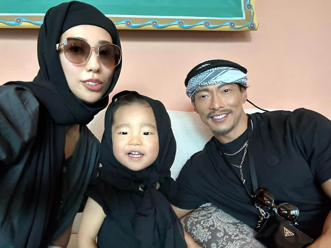 佐藤正悟のインスタグラム：「ドバイ仕様の佐藤家👨👩👧 　 またいきたい🇦🇪  #ドバイ #ドバイ旅行 #アトランティスザパーム #ヒジャブ」