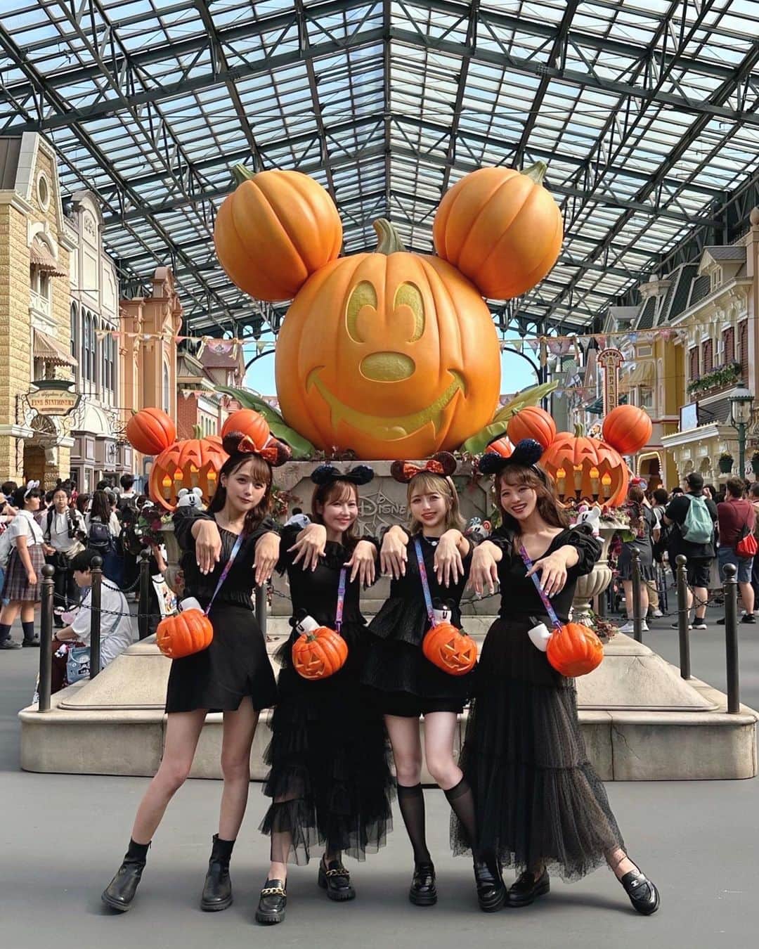 のインスタグラム：「. ハロウィンディズニー🎃🧡 . . . みんなでブラックコーデしたよ🐈‍⬛🖤 ブラックコーデに今年のハロウィンの カチューシャとバケットがぴったり🫶 みんなでするのなお可愛い🥹💞 . . . 写真で伝わると思うけど ハロウィンのディズニーは激混みです！ . . . 👗トップス　@dazzlin_official . 👗スカート　@grl_official . . . . #ディズニーランド #ディズニーコーデ #ディズニーハロウィン #ハロウィン #ディズニーカチューシャ #シミラールックディズニー #dazzlin #ダズリン #grl #グレイル」